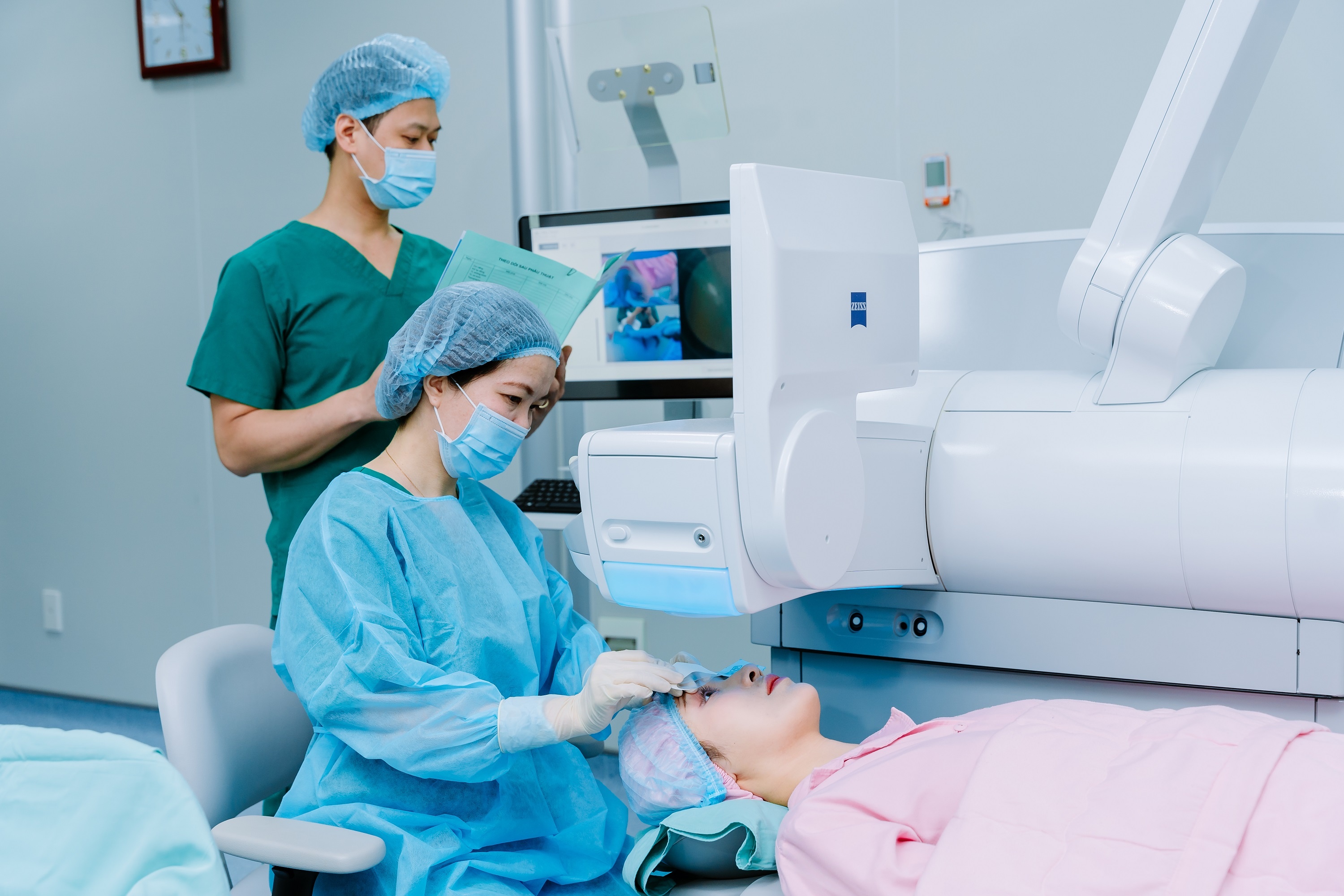 Mat Sai Gon,  xoa can Zeiss anh 3