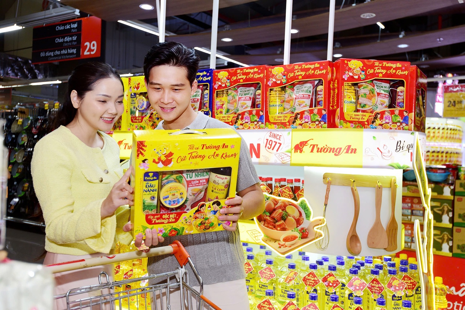 Mam com doan vien du day, tinh te voi qua Tet Tuong An hinh anh