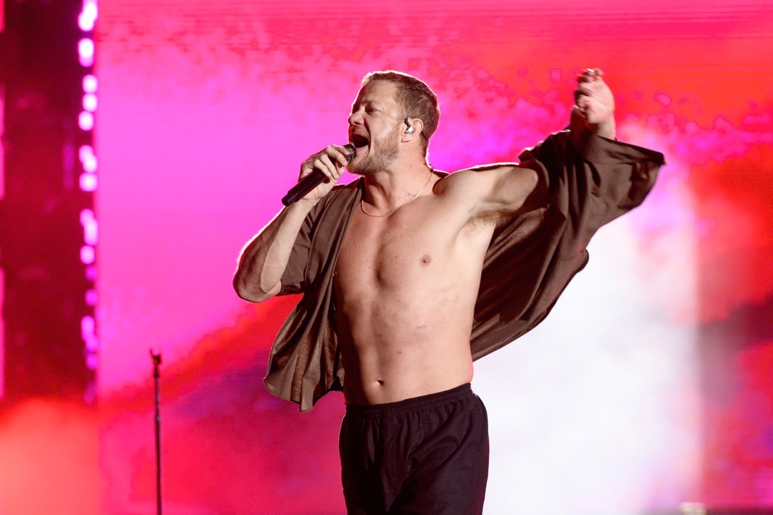 Dan Reynolds khoe co bung 8 mui trong sieu nhac hoi 8Wonder Winter hinh anh