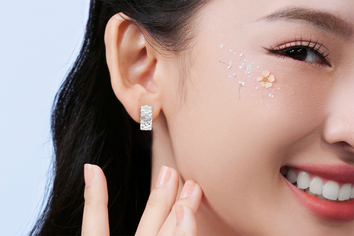 Toa sang mua le hoi cung 4 mau bong tai vong lap lanh hinh anh