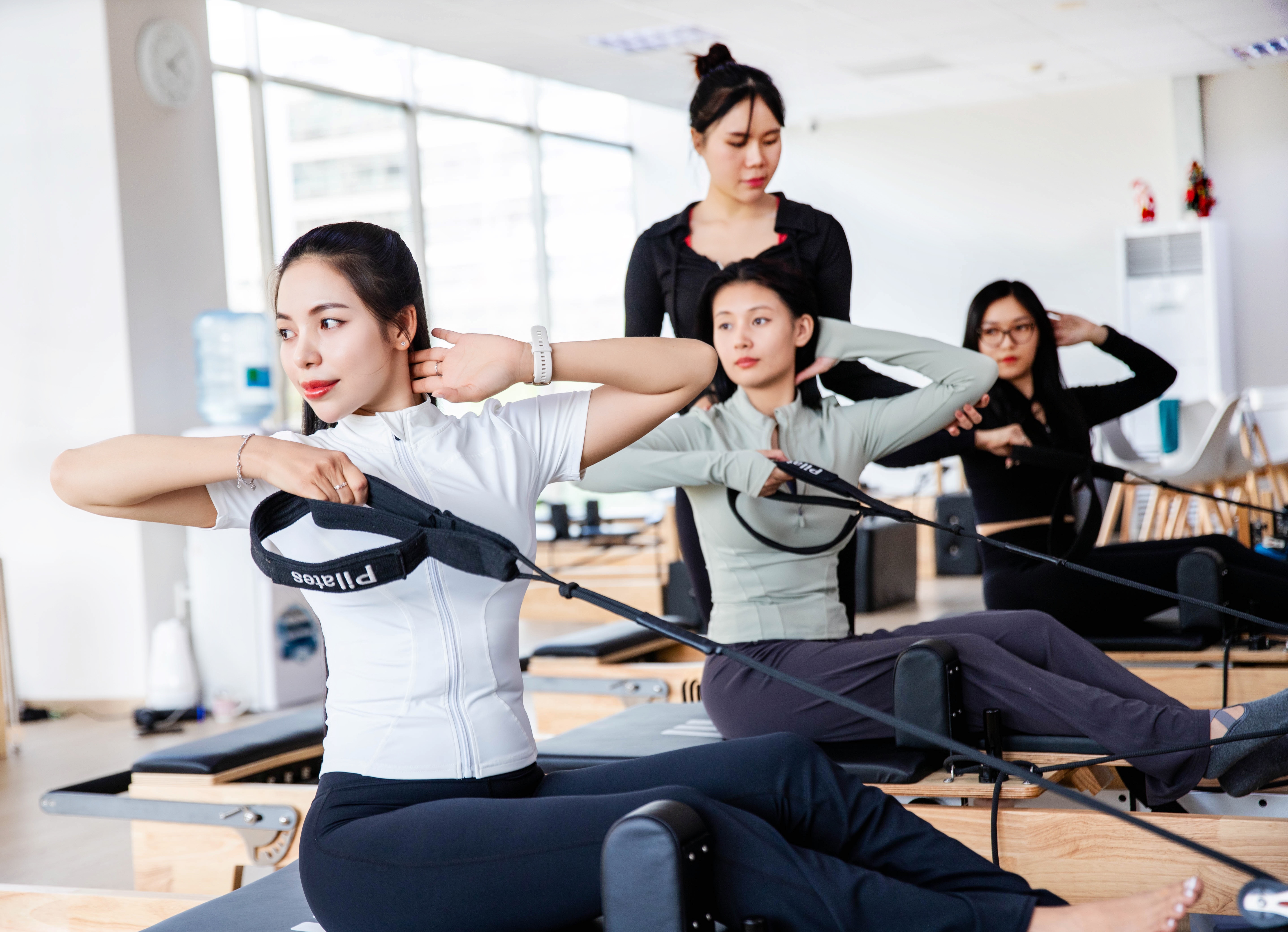 Co rua, lung gu vi smartphone - can benh ‘am tham’ thoi dai so hinh anh