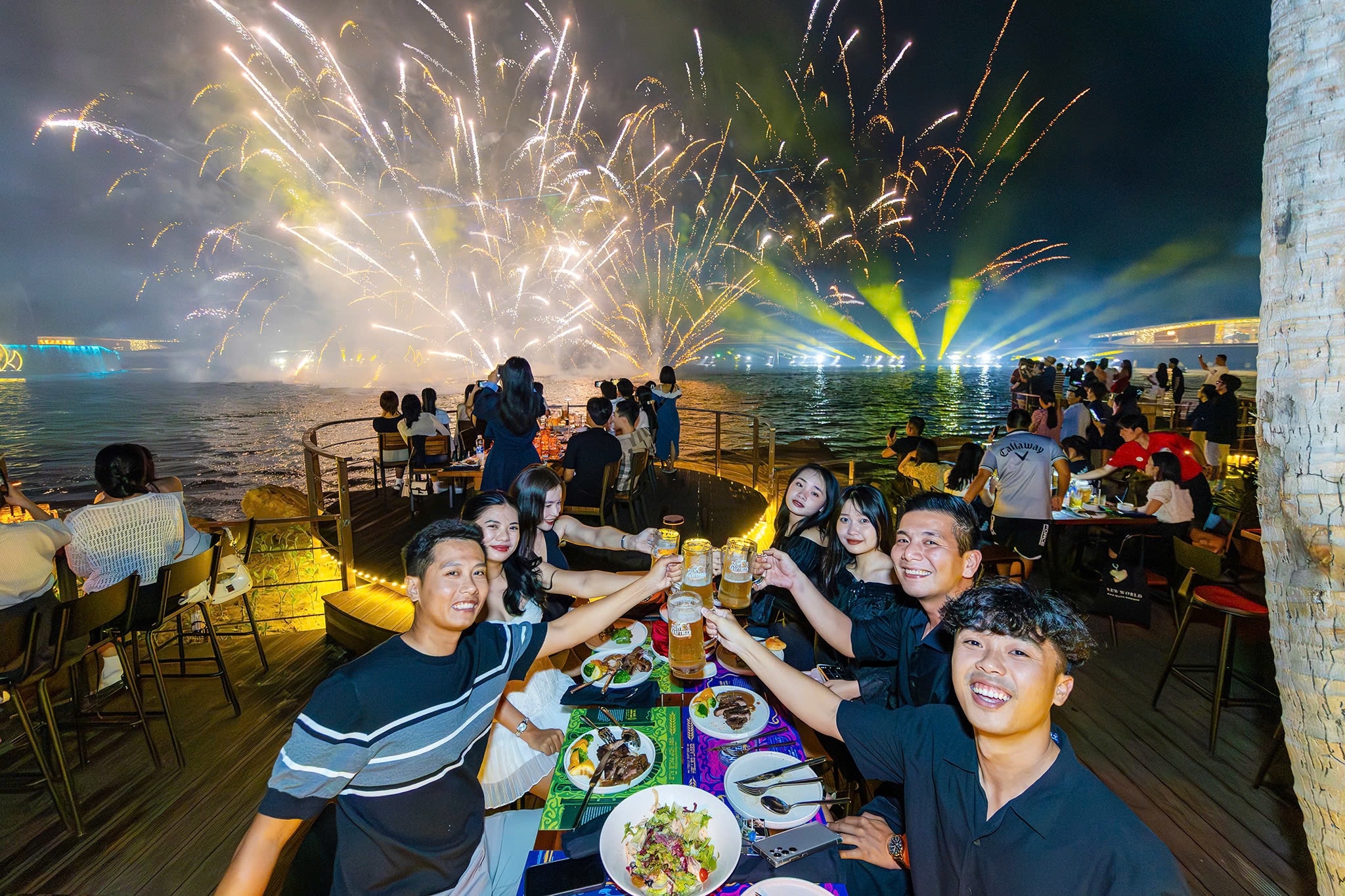 Xem 2 show phao hoa mot toi tai nha hang bia thu cong Phu Quoc hinh anh