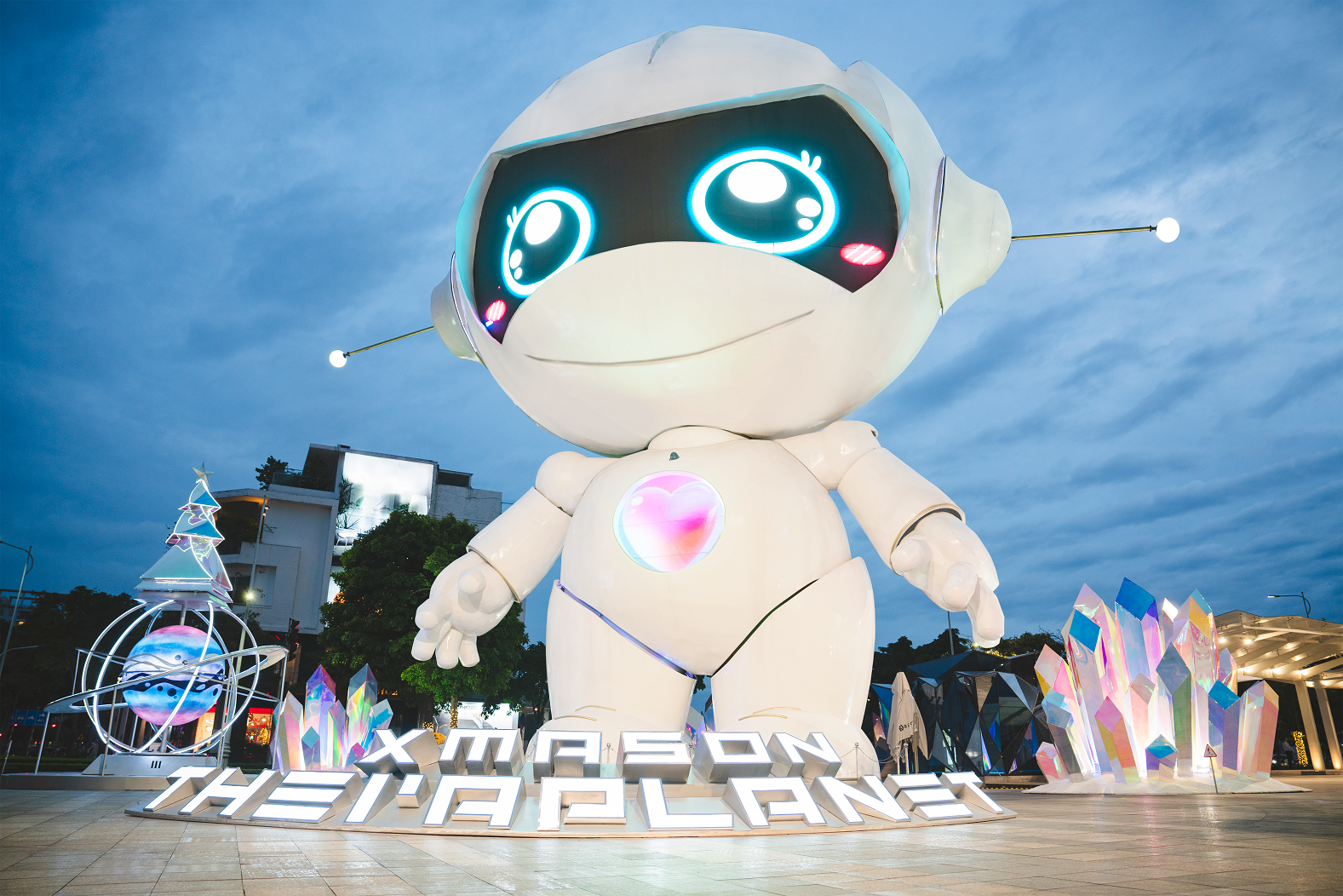 Khong gian Giang sinh vu tru ruc ro tai Thiso Mall Sala hinh anh