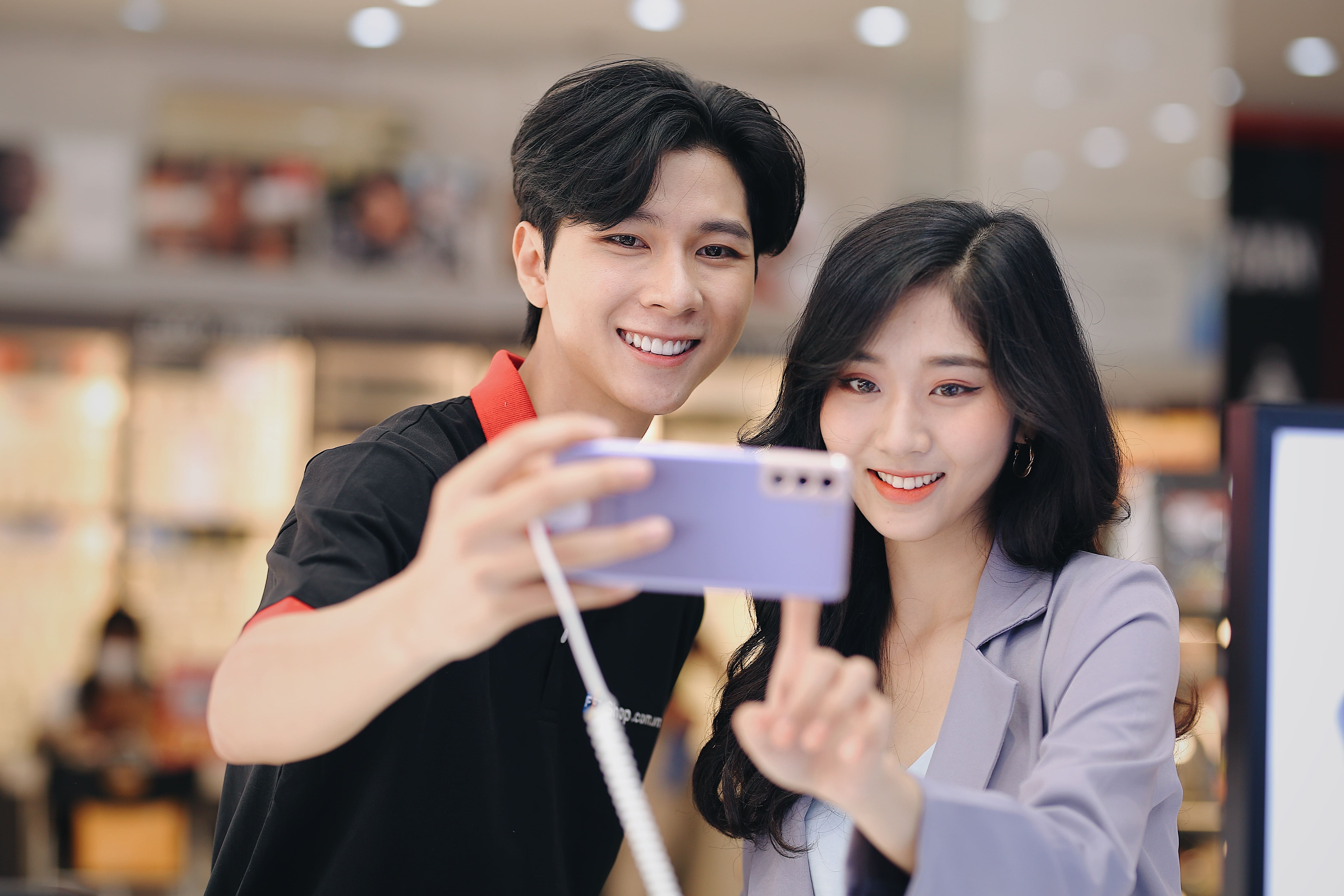 FPT Shop tri an nguoi dung voi 'Tet moi khoi sac, tang qua ca ty' hinh anh