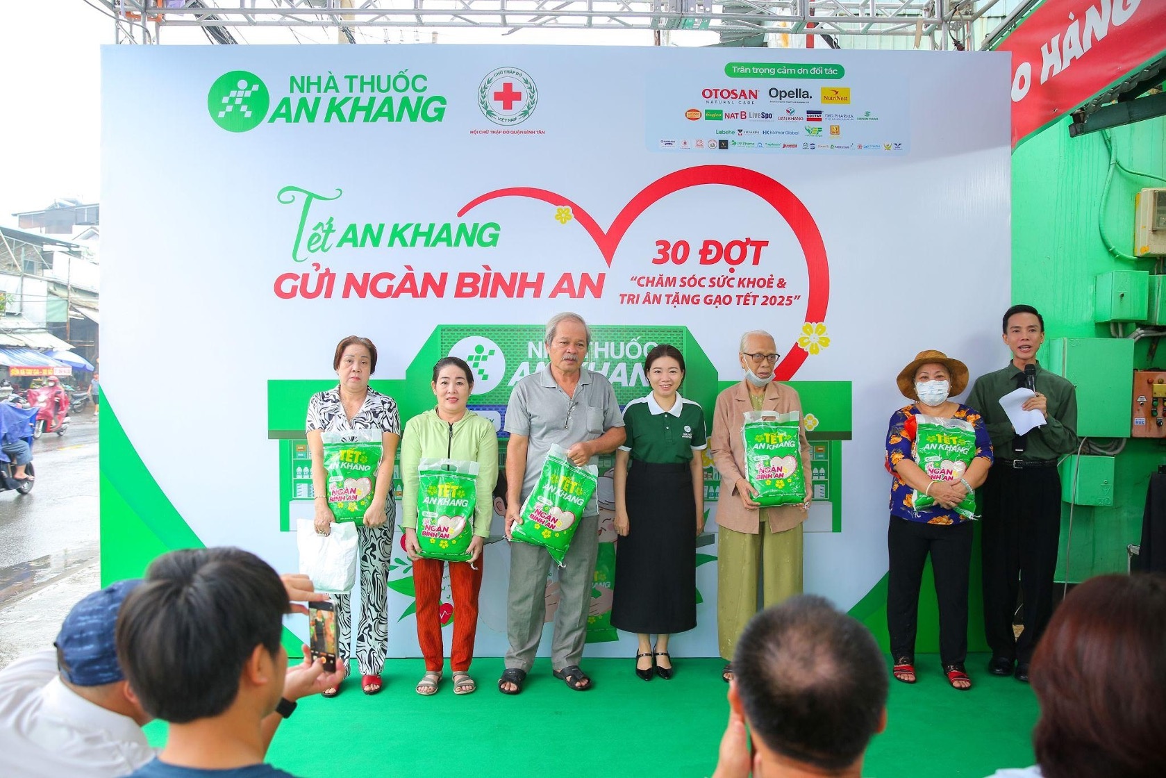 Nha thuoc An Khang trien khai hoat dong cham soc suc khoe cong dong hinh anh