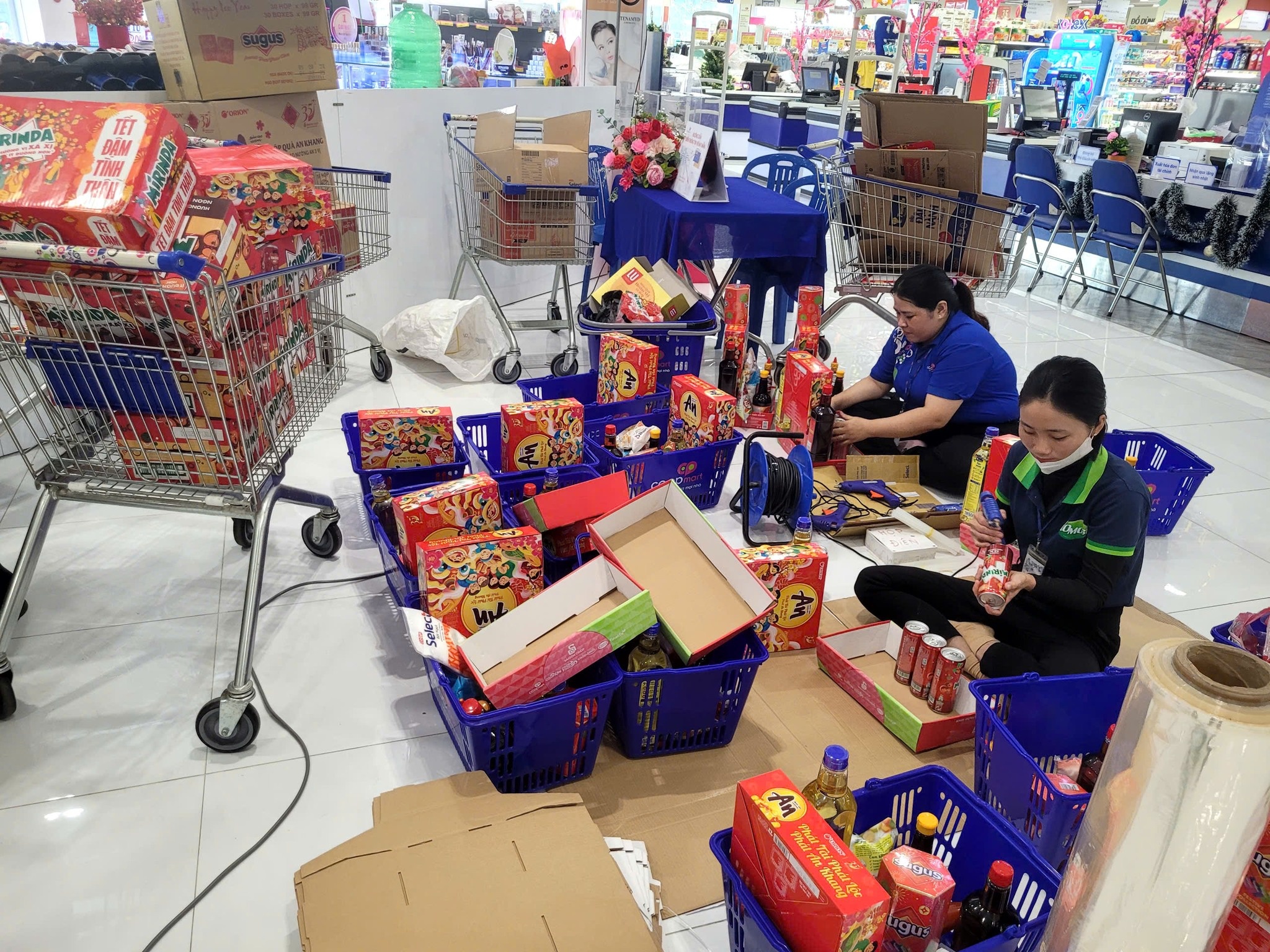 Sieu thi Co.opmart, Co.opXtra xuyen dem goi gio qua Tet hinh anh