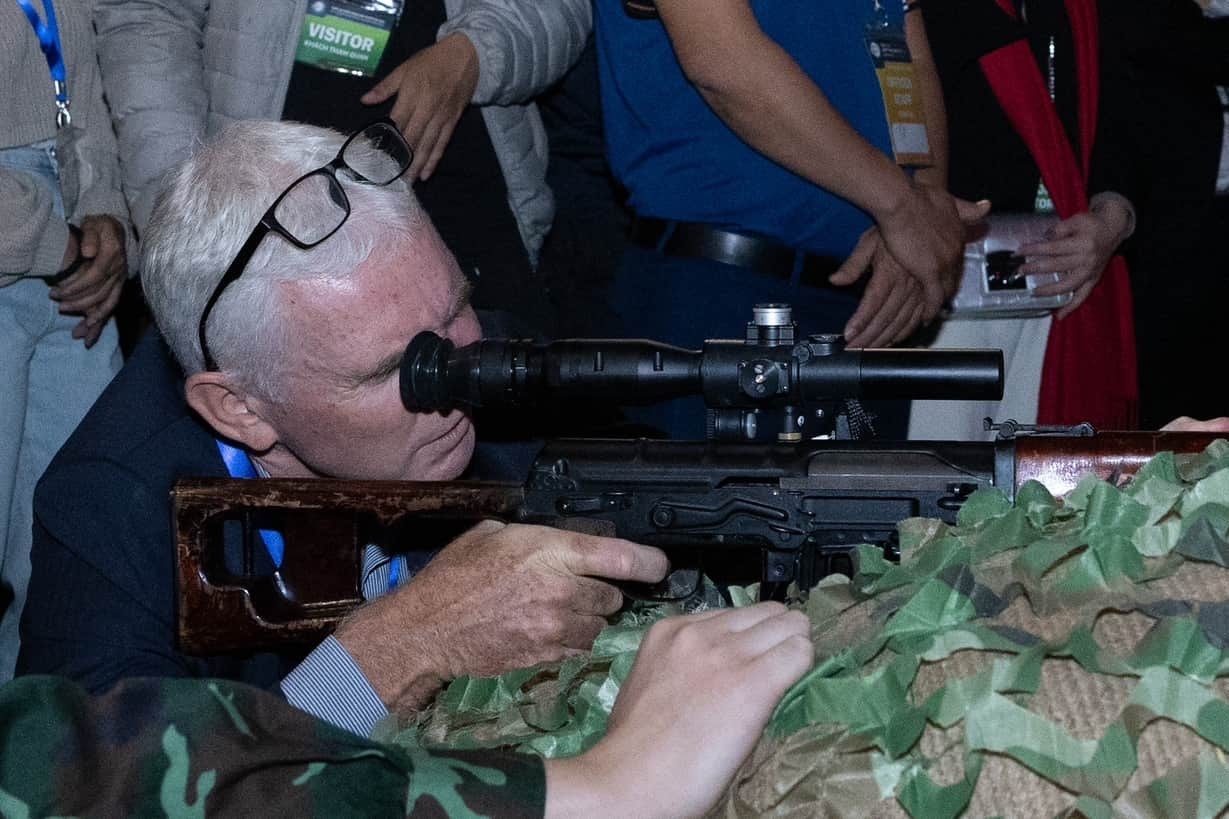 Trai nghiem ban sung, cho robot tuan tra tai Vietnam Defence Expo 2024 hinh anh