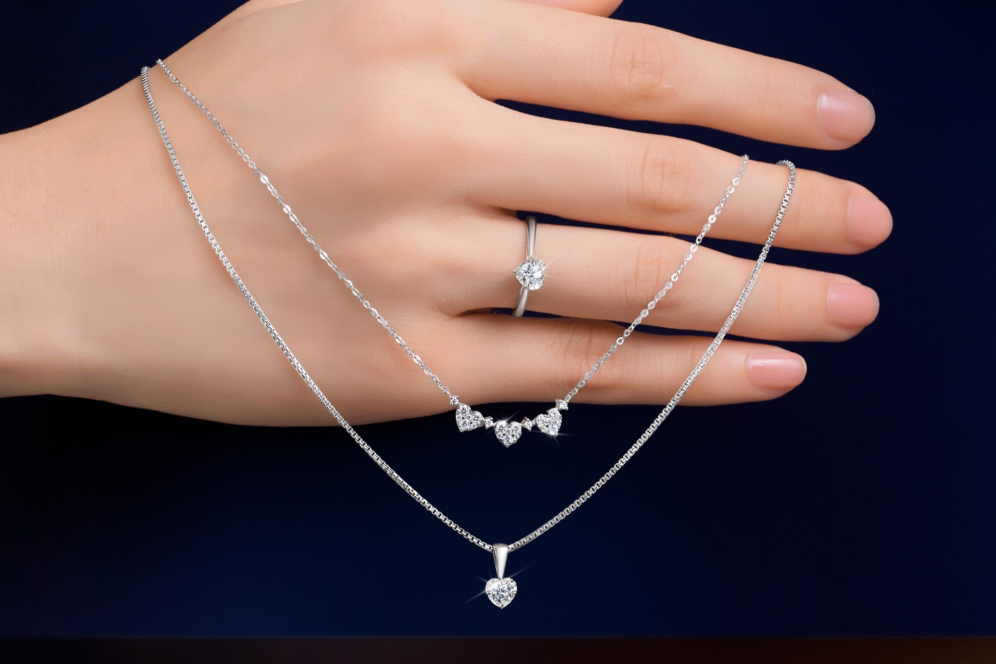 Diem nhan kim cuong cho buoi tiec cuoi nam them ruc ro hinh anh