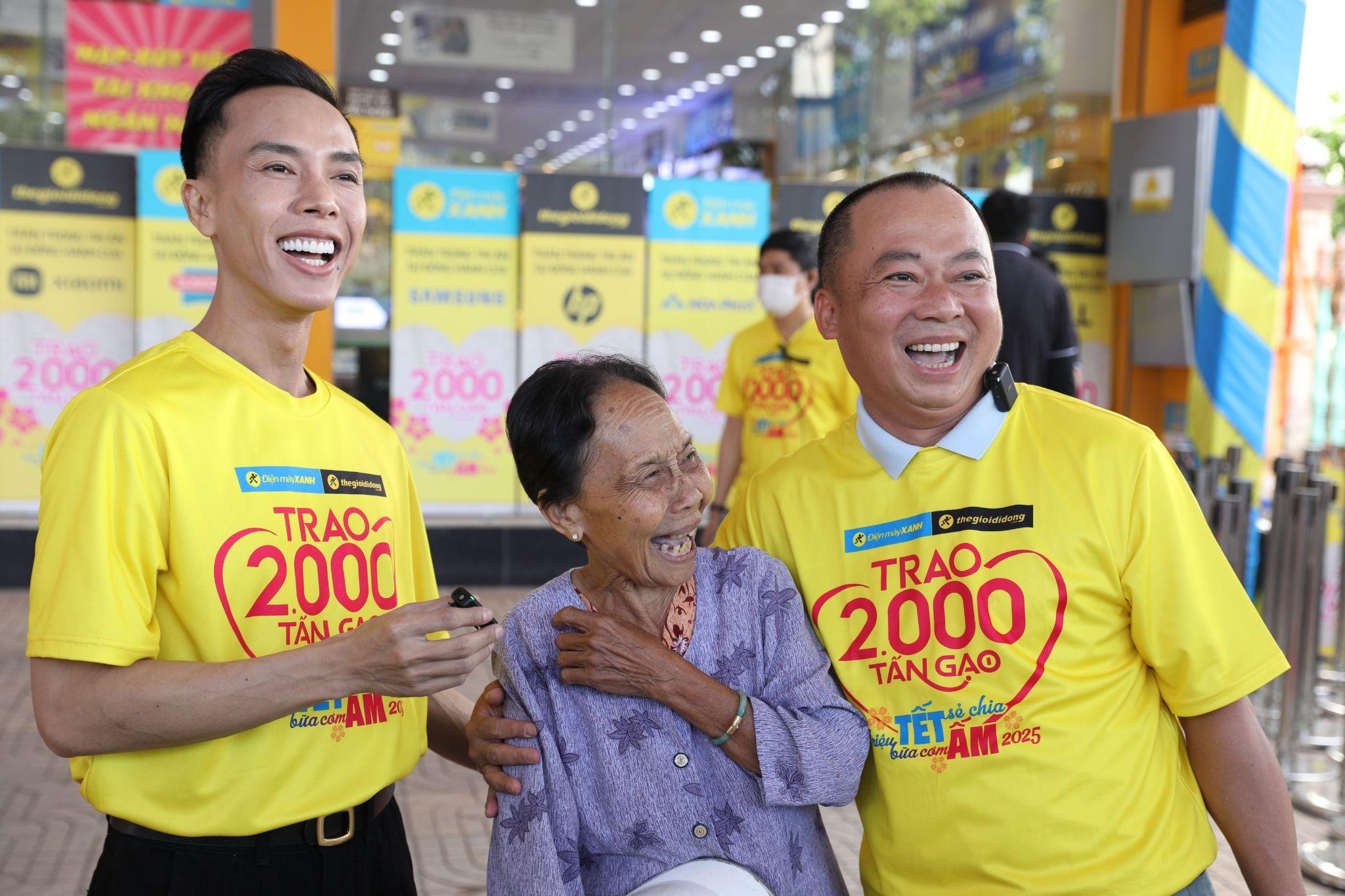 CEO The Gioi Di Dong tan tay trao qua den nguoi dan dip can Tet hinh anh