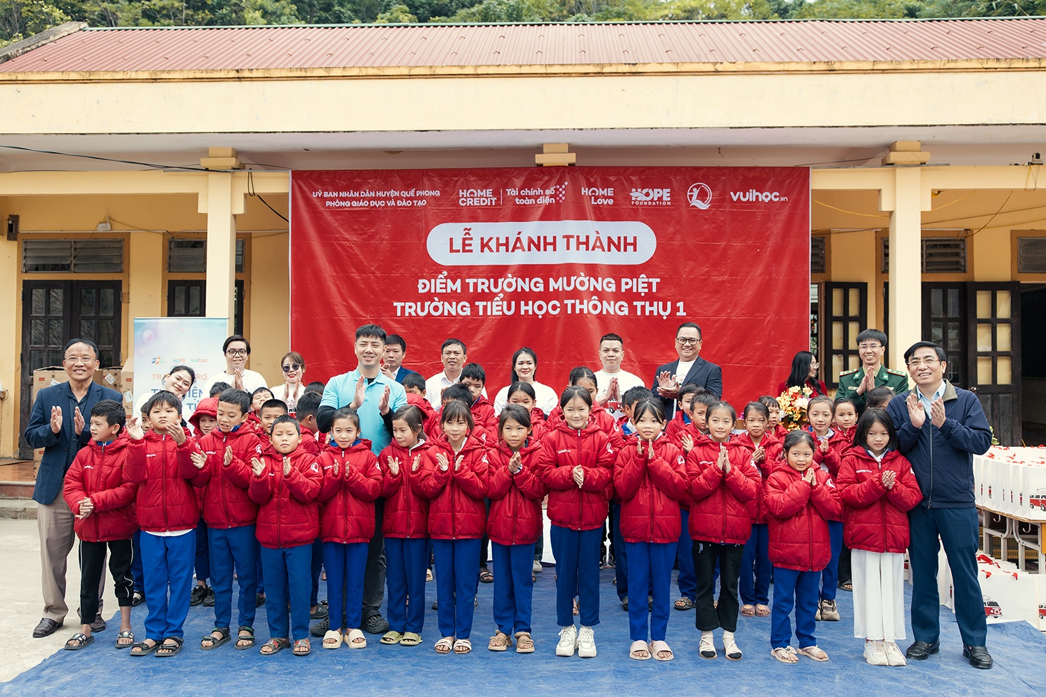Home Credit trao lop hoc moi va ao am o diem truong bien gioi hinh anh