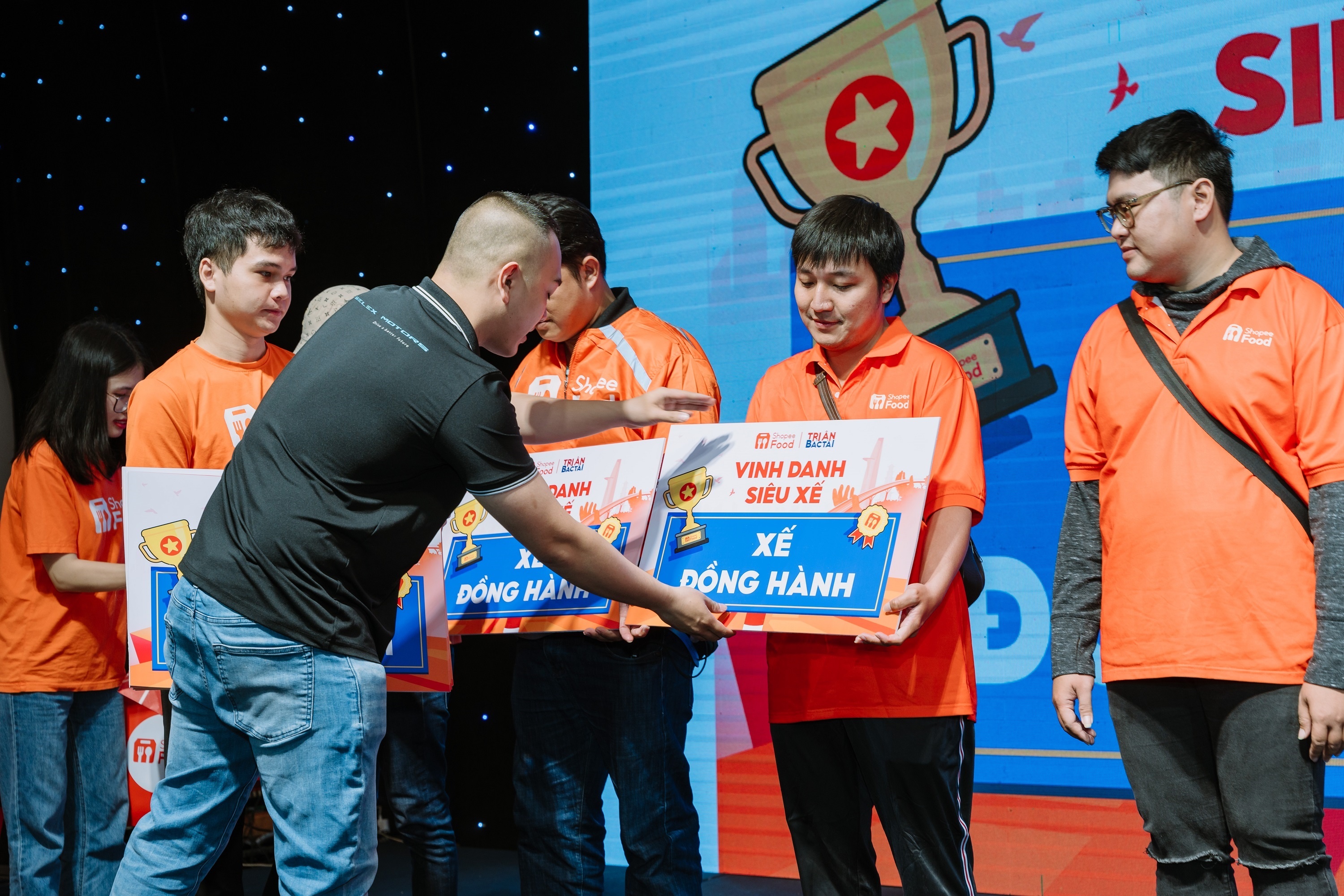 ShopeeFood,  xe cam anh 9