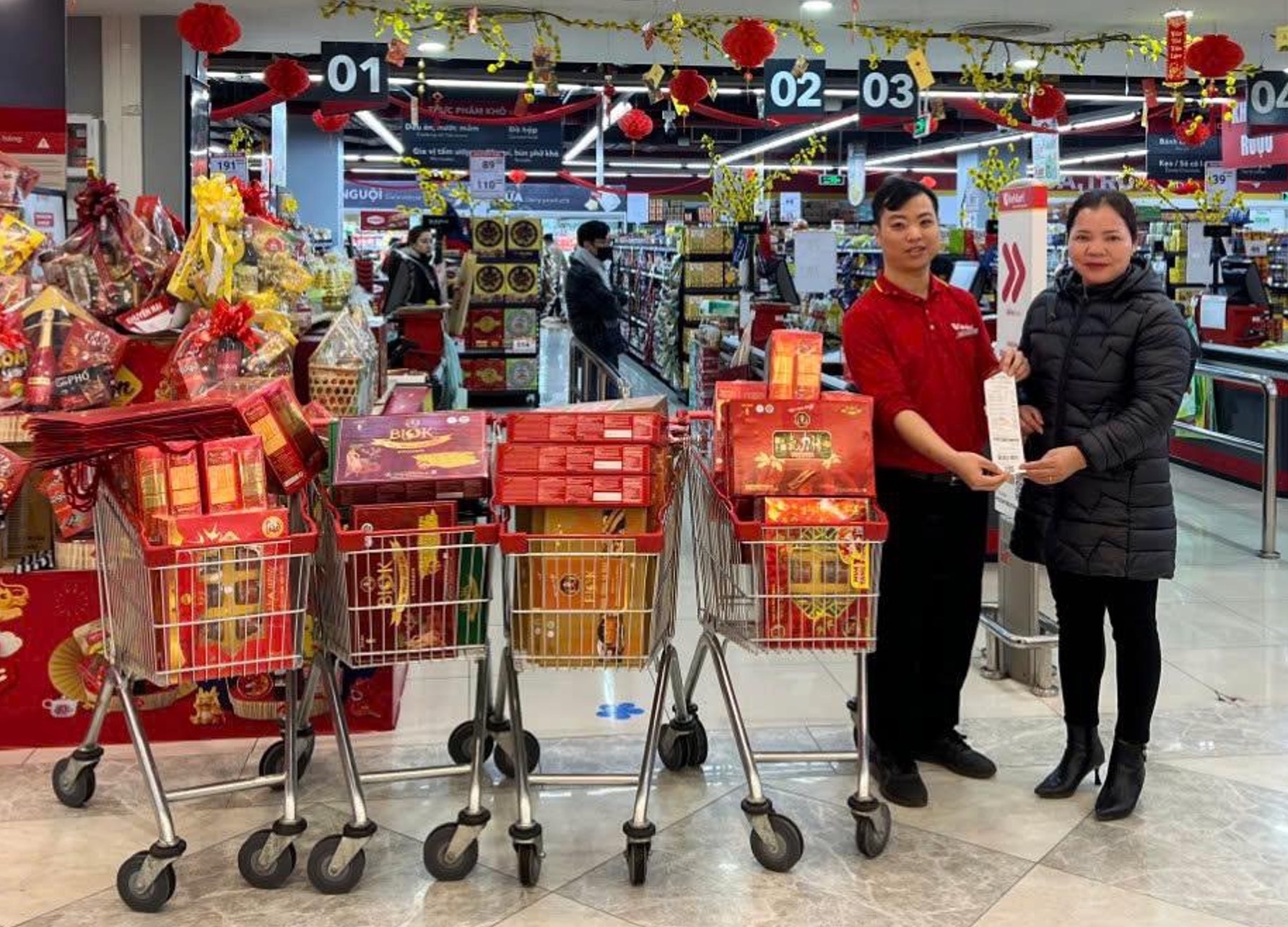 Nguoi tieu dung uu tien tang qua suc khoe dip Tet hinh anh