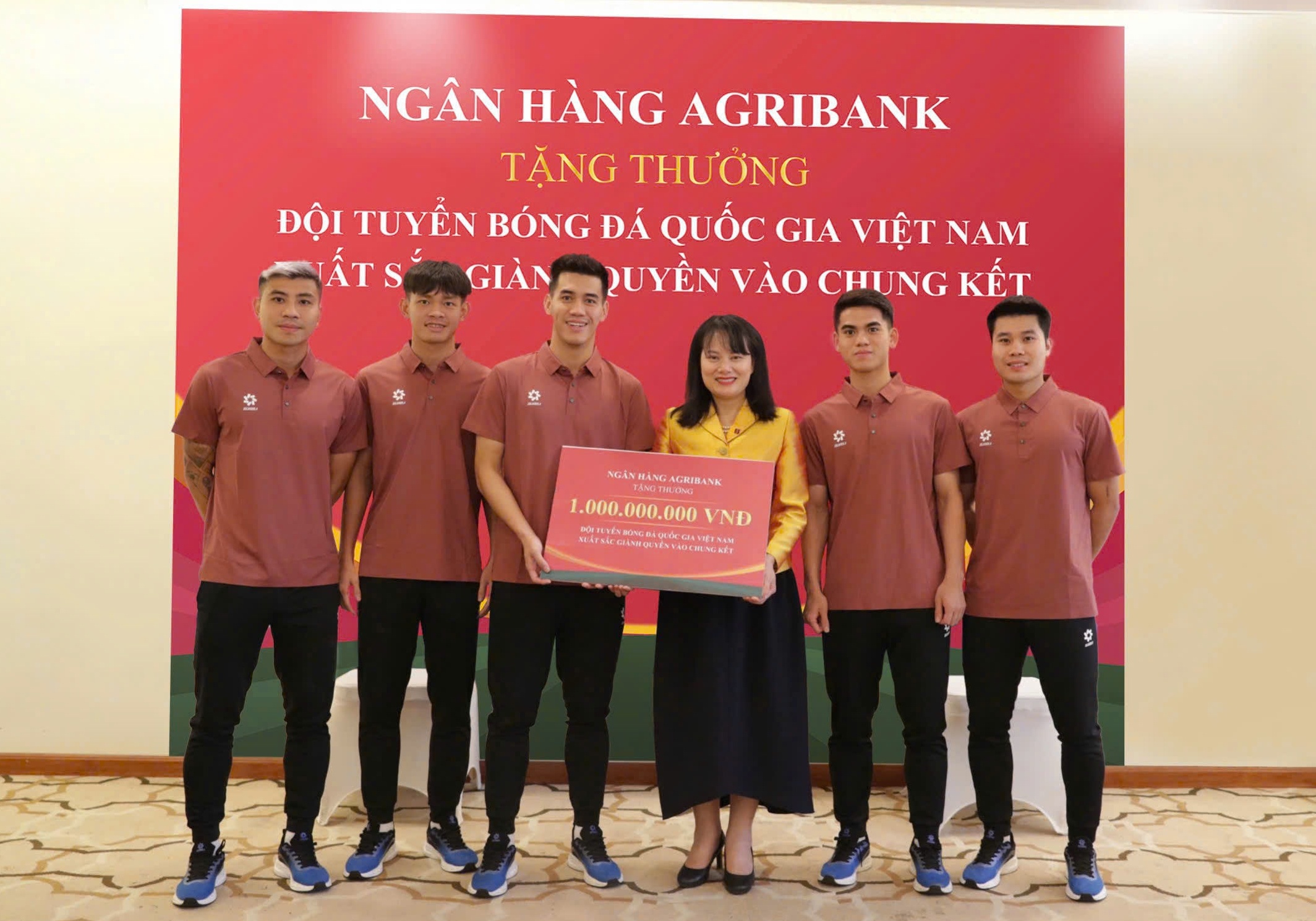 Agribank tang thuong 1 ty dong cho doi tuyen bong da quoc gia Viet Nam hinh anh
