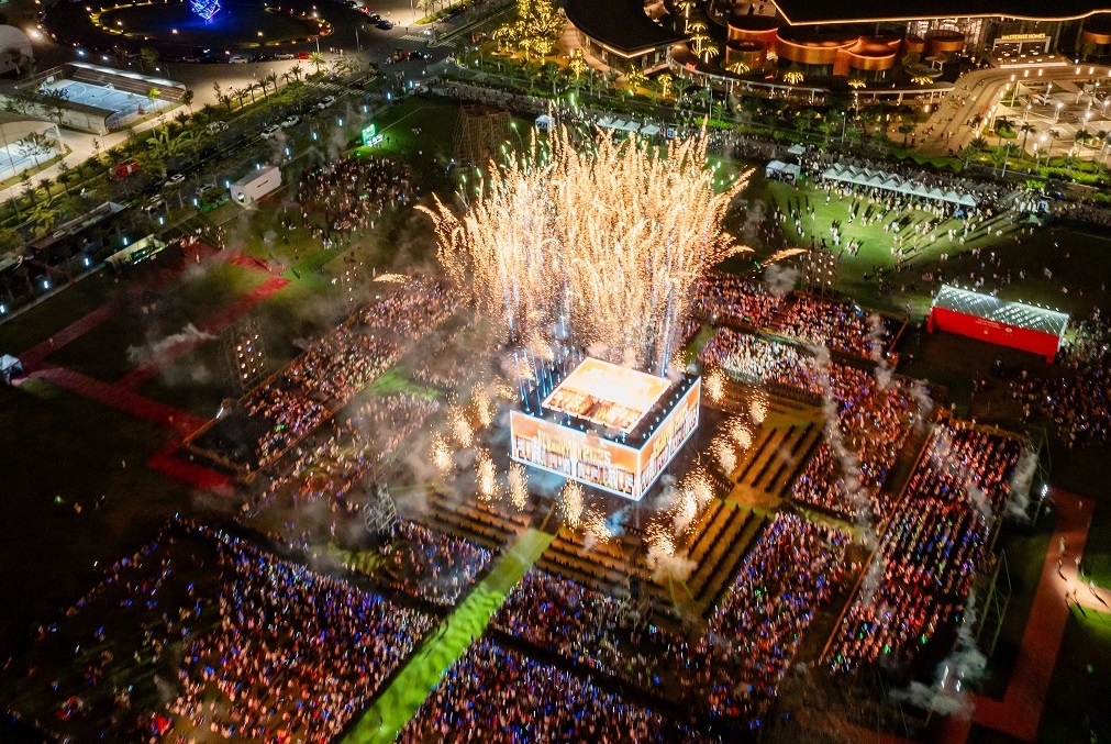 The Global Celebration - khi tieu chuan quoc te hoa quyen ban sac Viet hinh anh