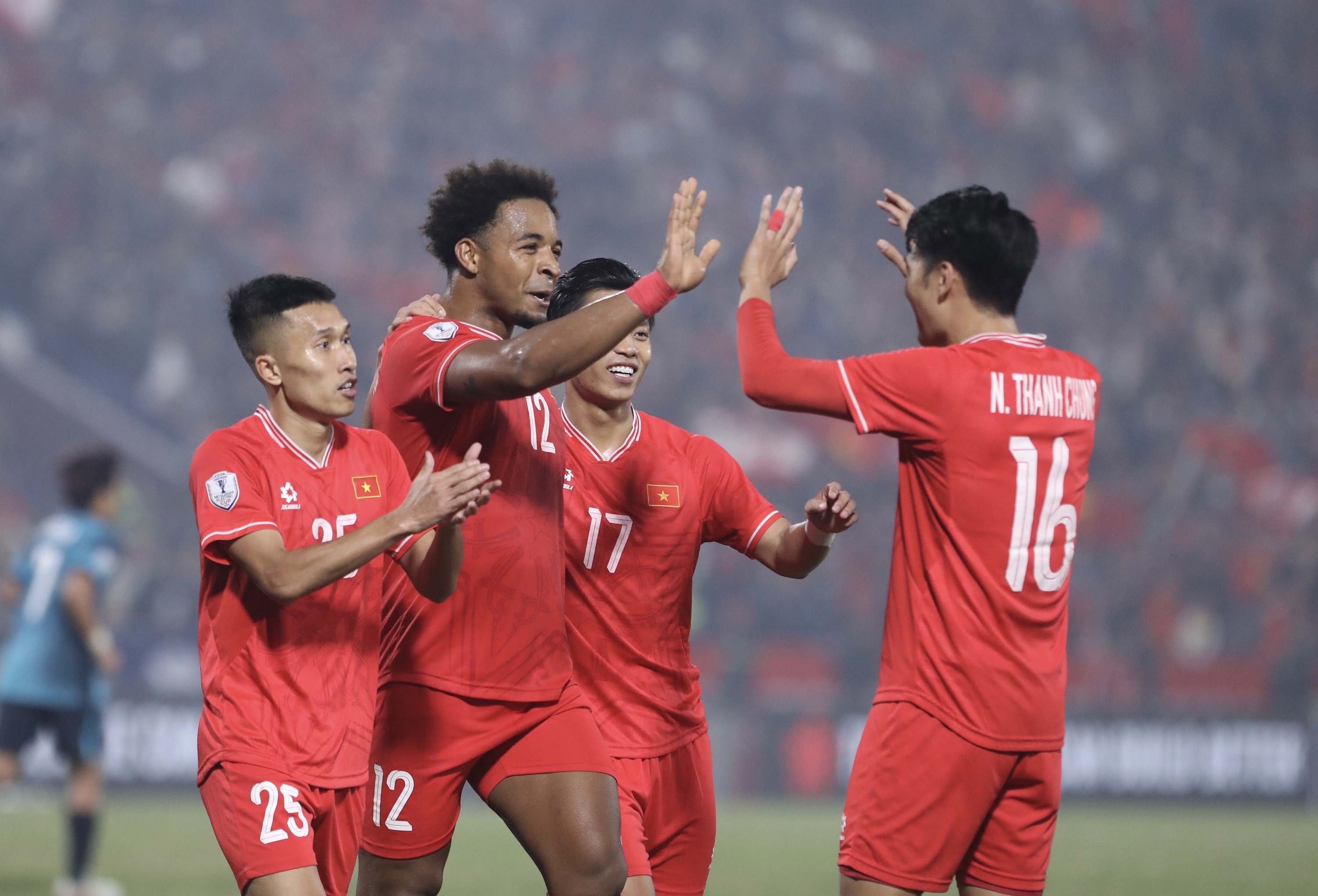 SHB dua co dong vien sang Thai Lan tiep lua tuyen Viet Nam hinh anh