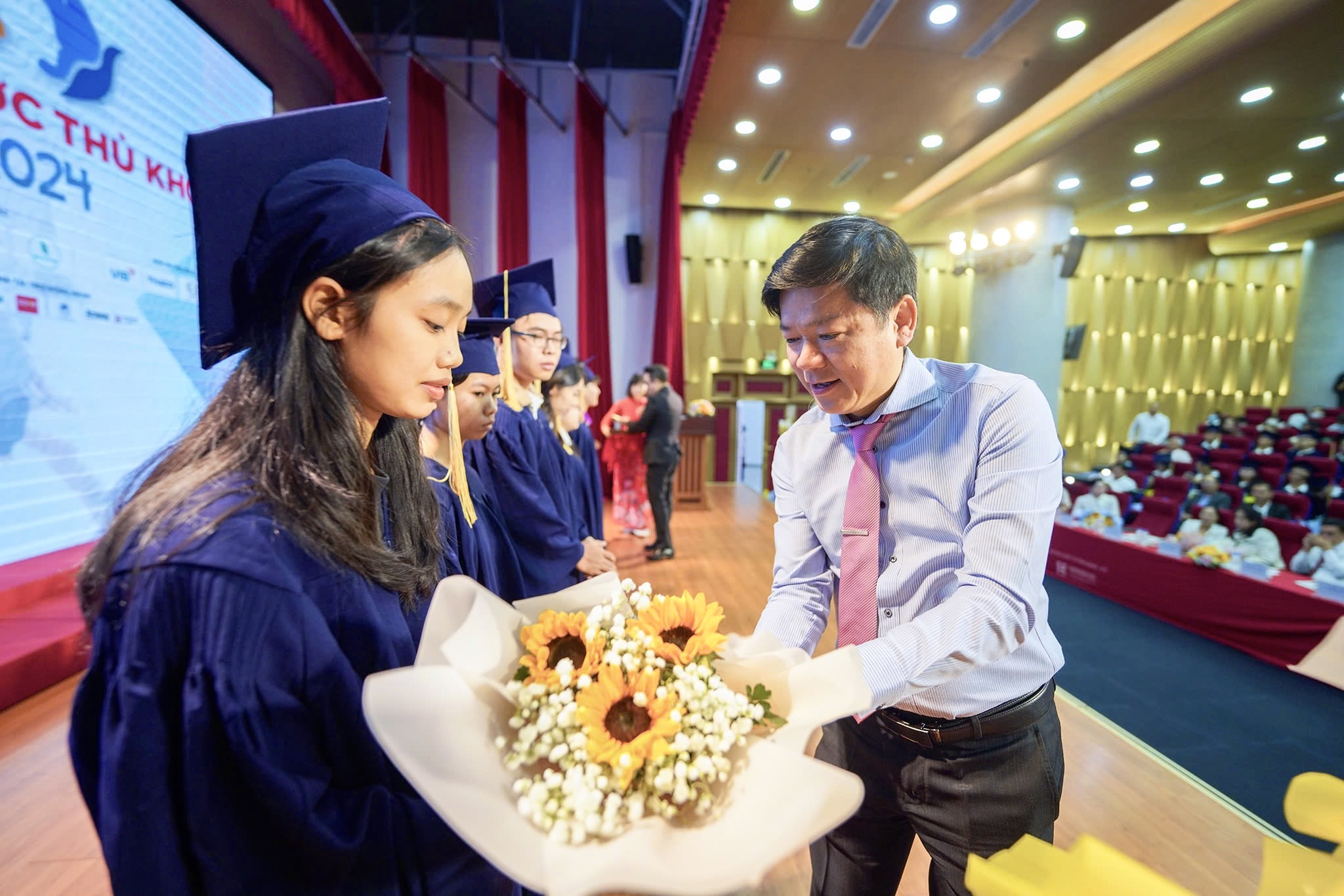 CEO Benh vien JW truyen lua cho sinh vien thu khoa ca nuoc hinh anh