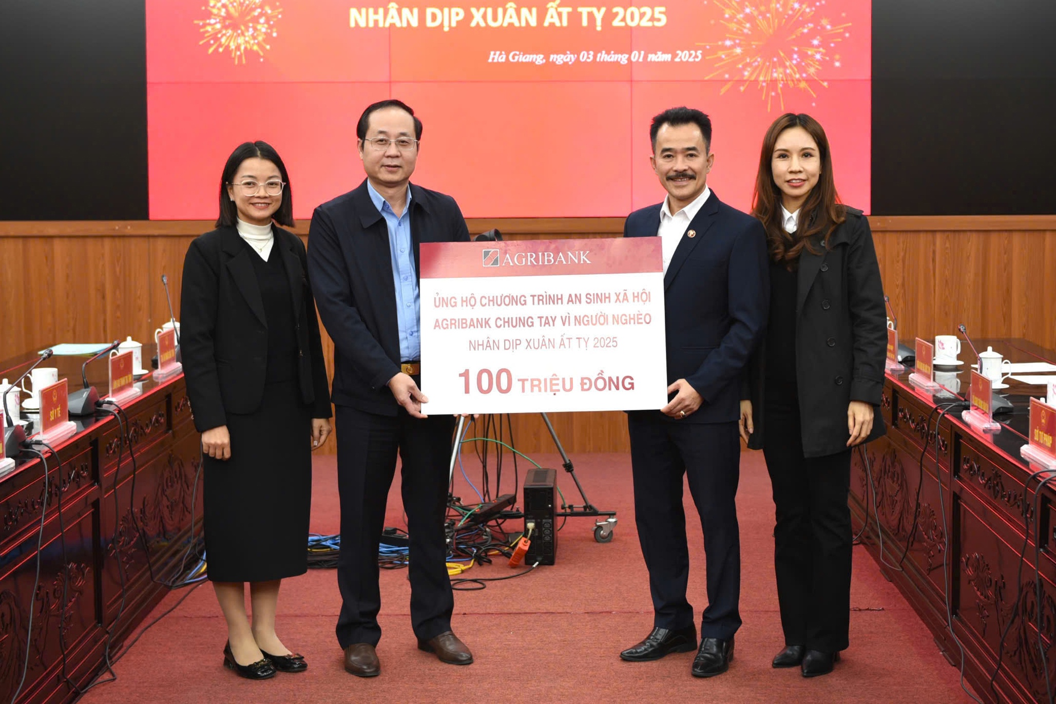 Agribank chung tay vi nguoi ngheo, doi tuong chinh sach dip xuan At Ty hinh anh