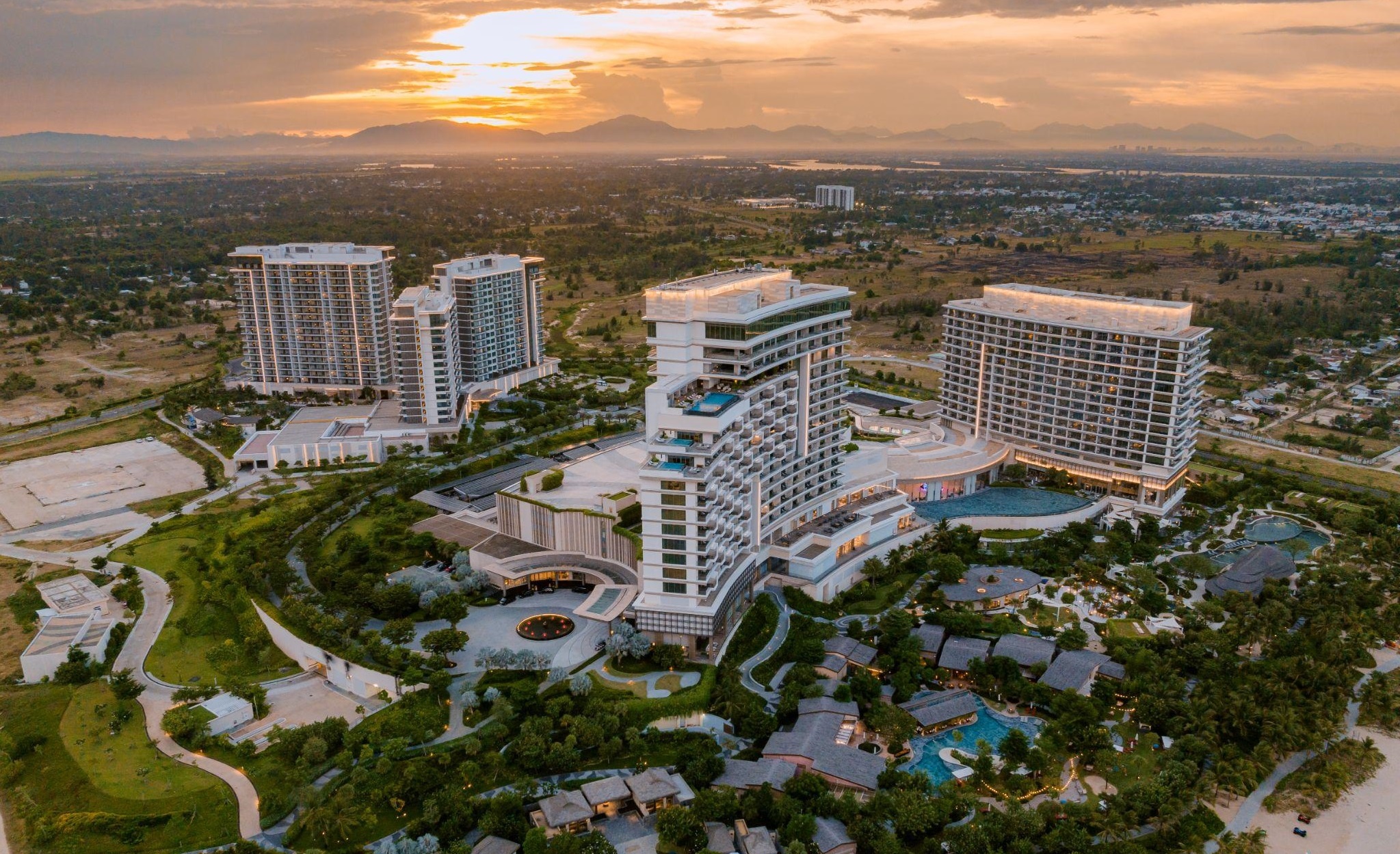 Hoiana Resort & Golf - diem den dang cap the gioi dip Tet Tan Ty 2025 hinh anh