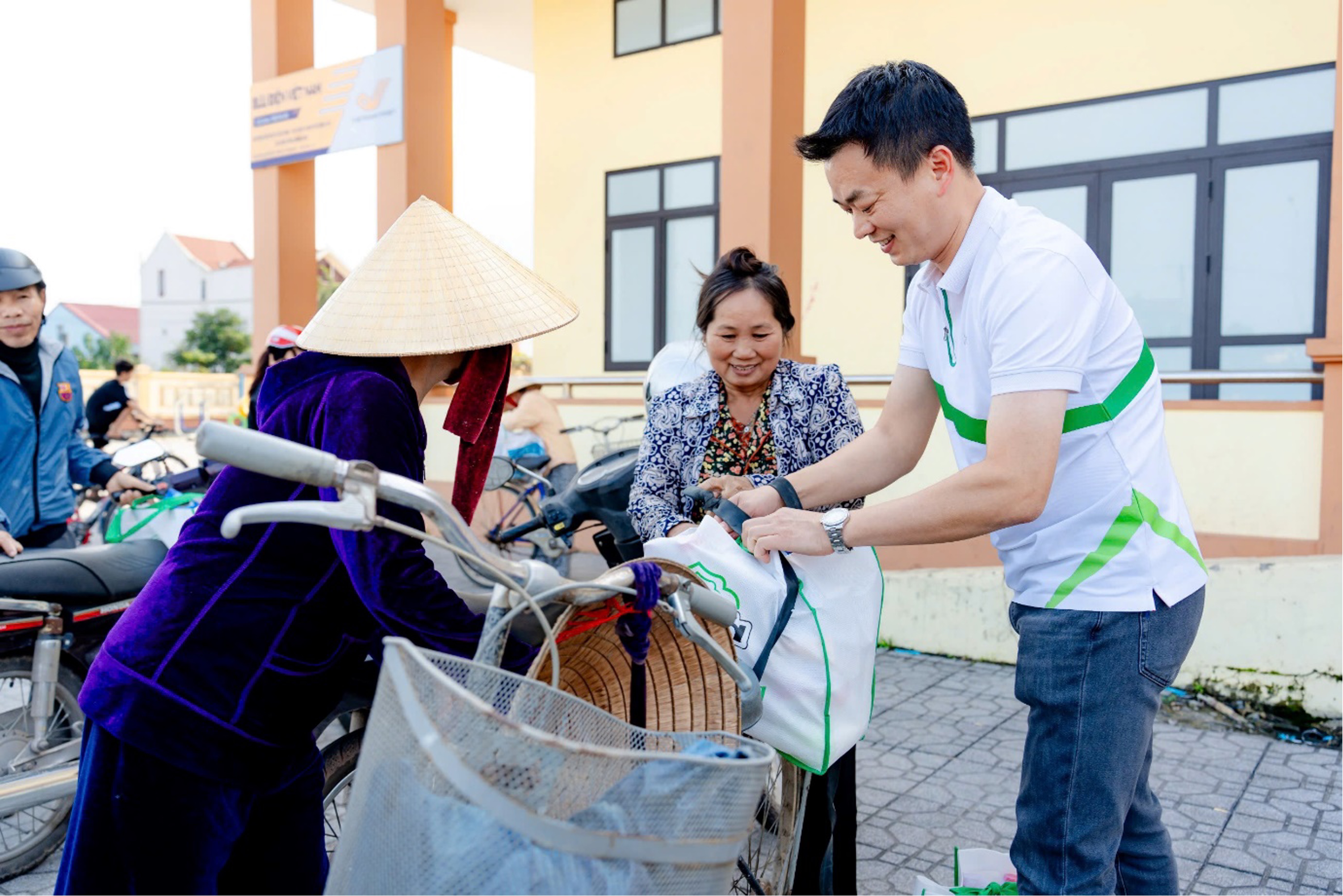 Carlsberg Viet Nam mang Tet du day den 7.500 ho gia dinh mien Trung hinh anh