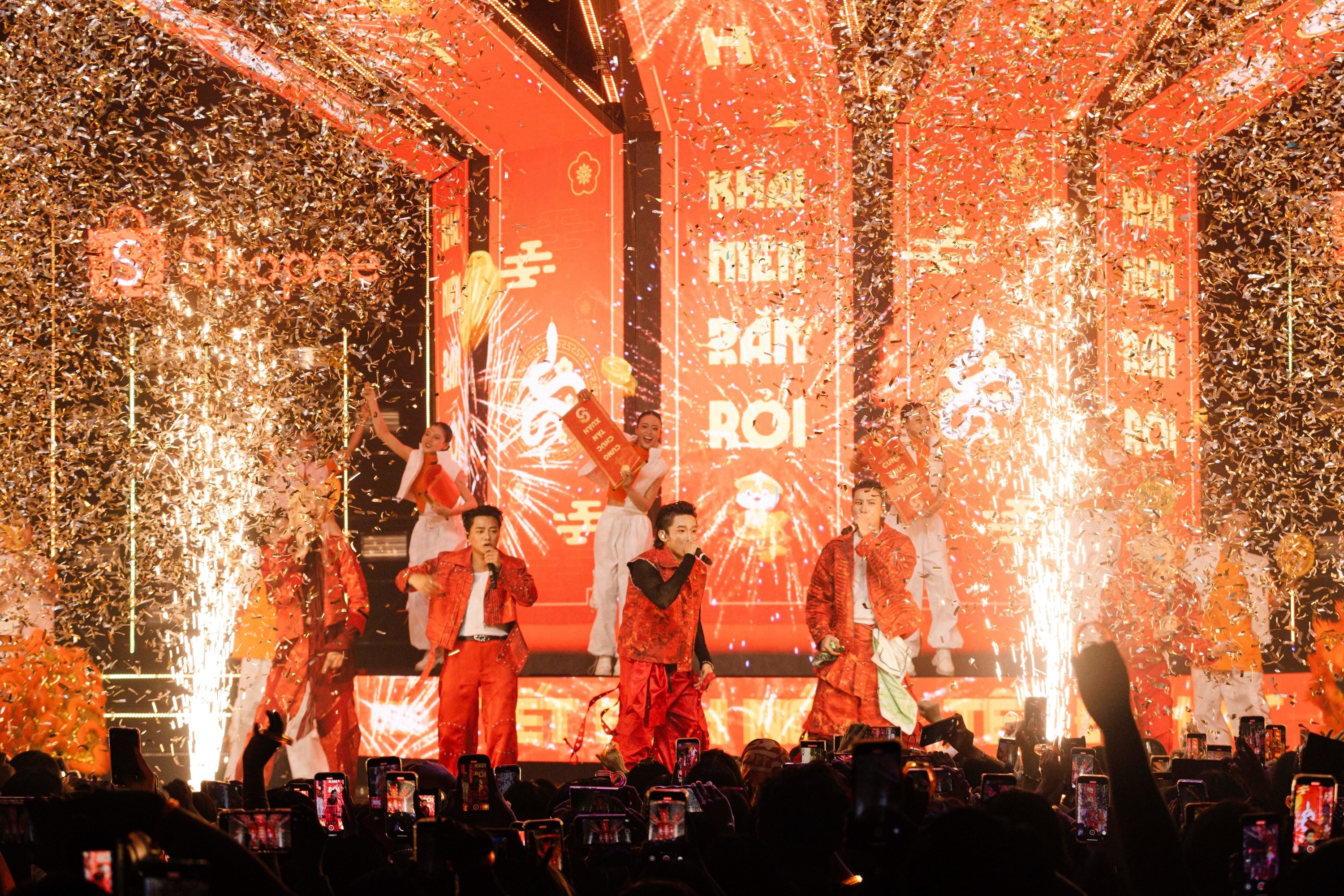 Boygroup B.O.F cung chi dep Minh Tuyet bung no ‘Sao live dinh chop’ hinh anh