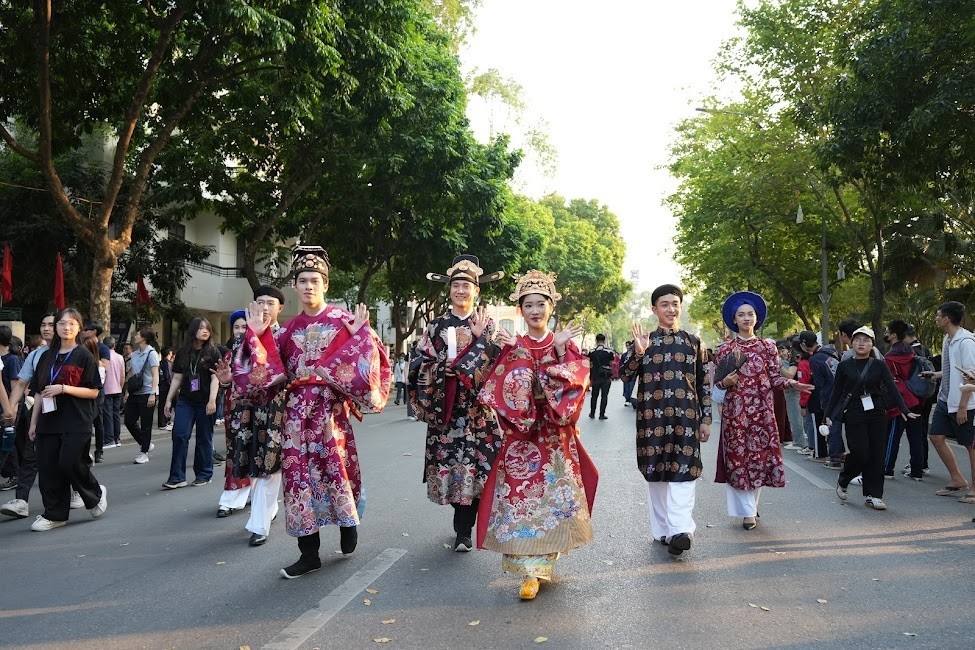 'Xuyen khong' don Tet cung dinh tren 'dao ty phu' Vu Yen hinh anh