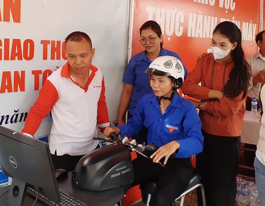 Honda Viet Nam tuyen duong HEAD xuat sac trong hoat dong ATGT quy IV hinh anh