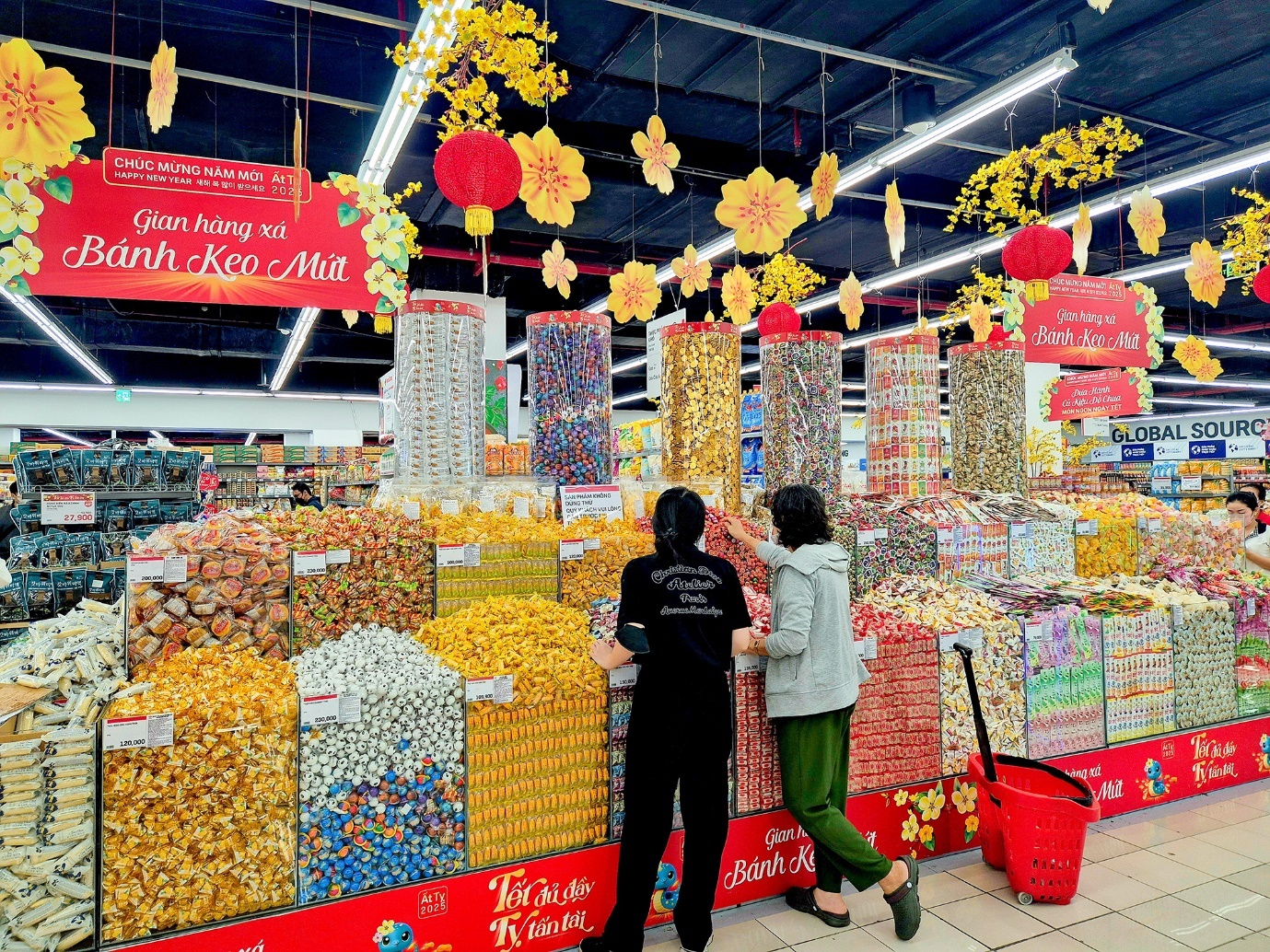 Lotte Mart,  sam Tet tiet kiem anh 1