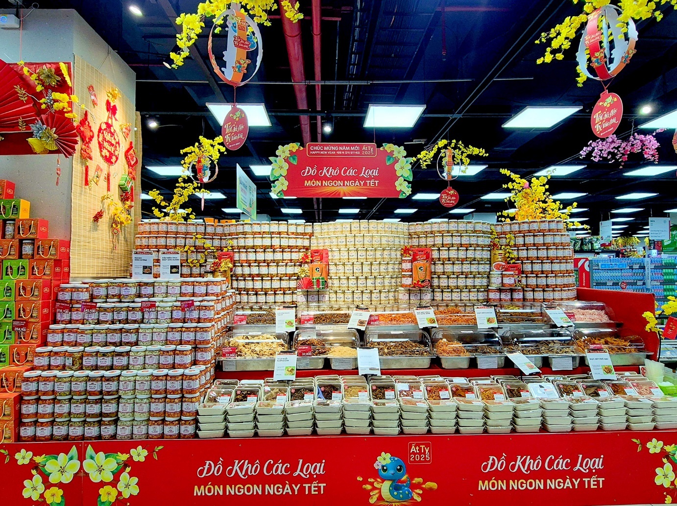Suc mua hang Tet nong len, sieu thi tiep tuc khuyen mai lon hinh anh