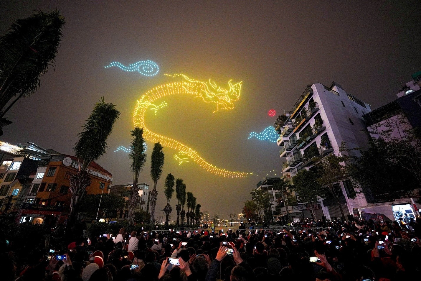 Petrovietnam va PVcomBank dong hanh to chuc 'Ruc ro Thang Long' hinh anh