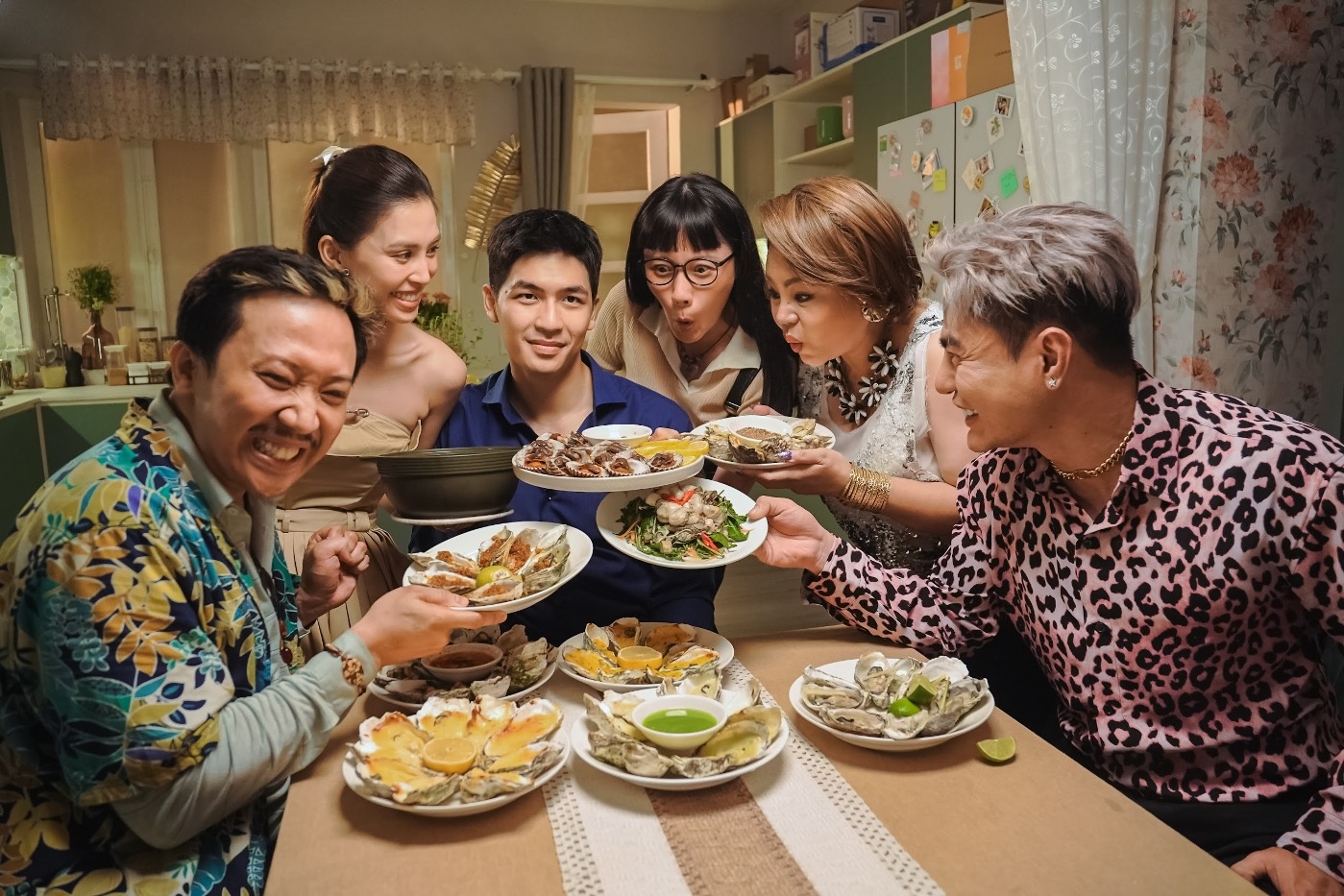 'Bo tu bao thu': Khi khoang cach the he thu hep nho mo long, thau hieu hinh anh