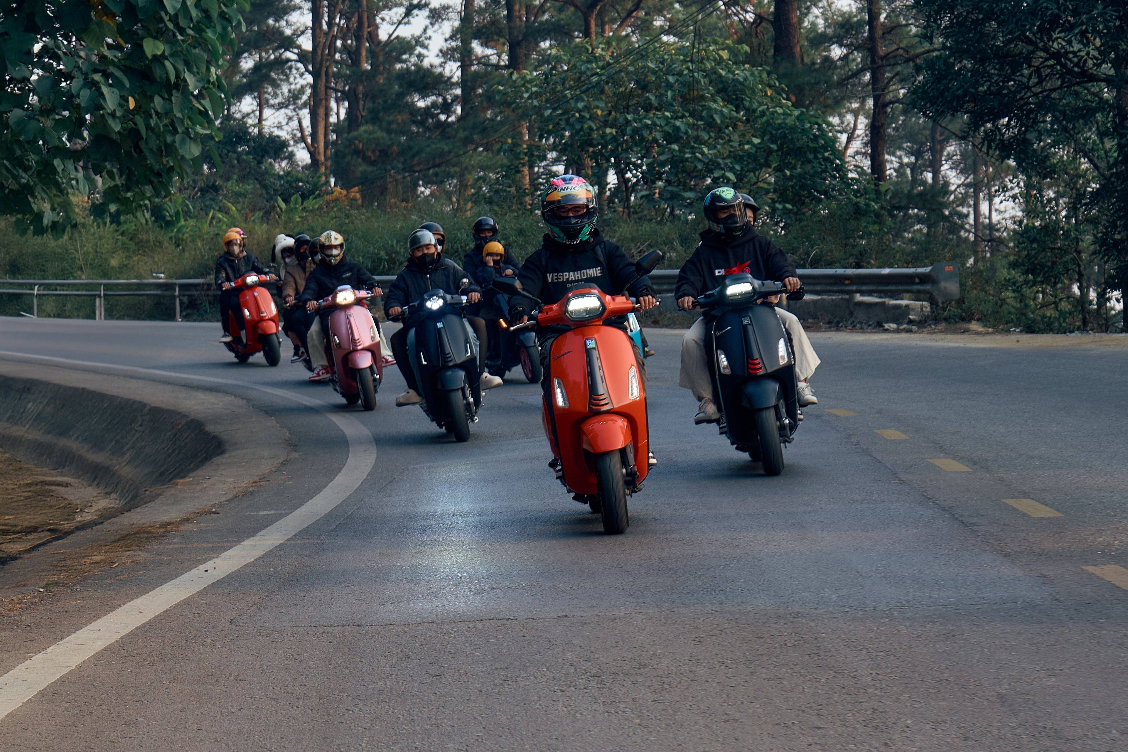 Khoanh khac nam moi song dong cung Vespa Sprint S ban gioi han hinh anh