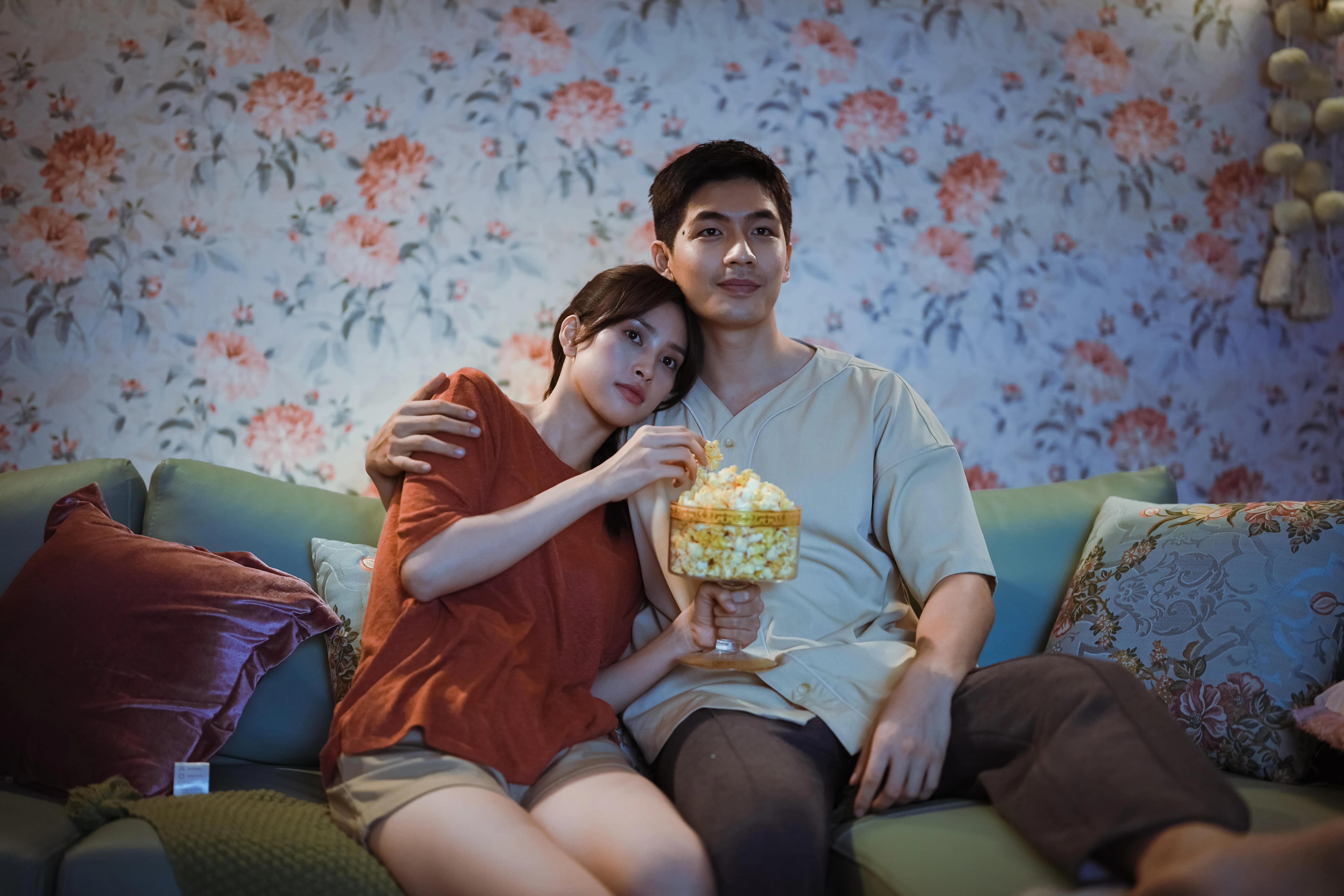 Hai cap doi tai sac khuay dao man anh Viet dip Tet 2025 hinh anh