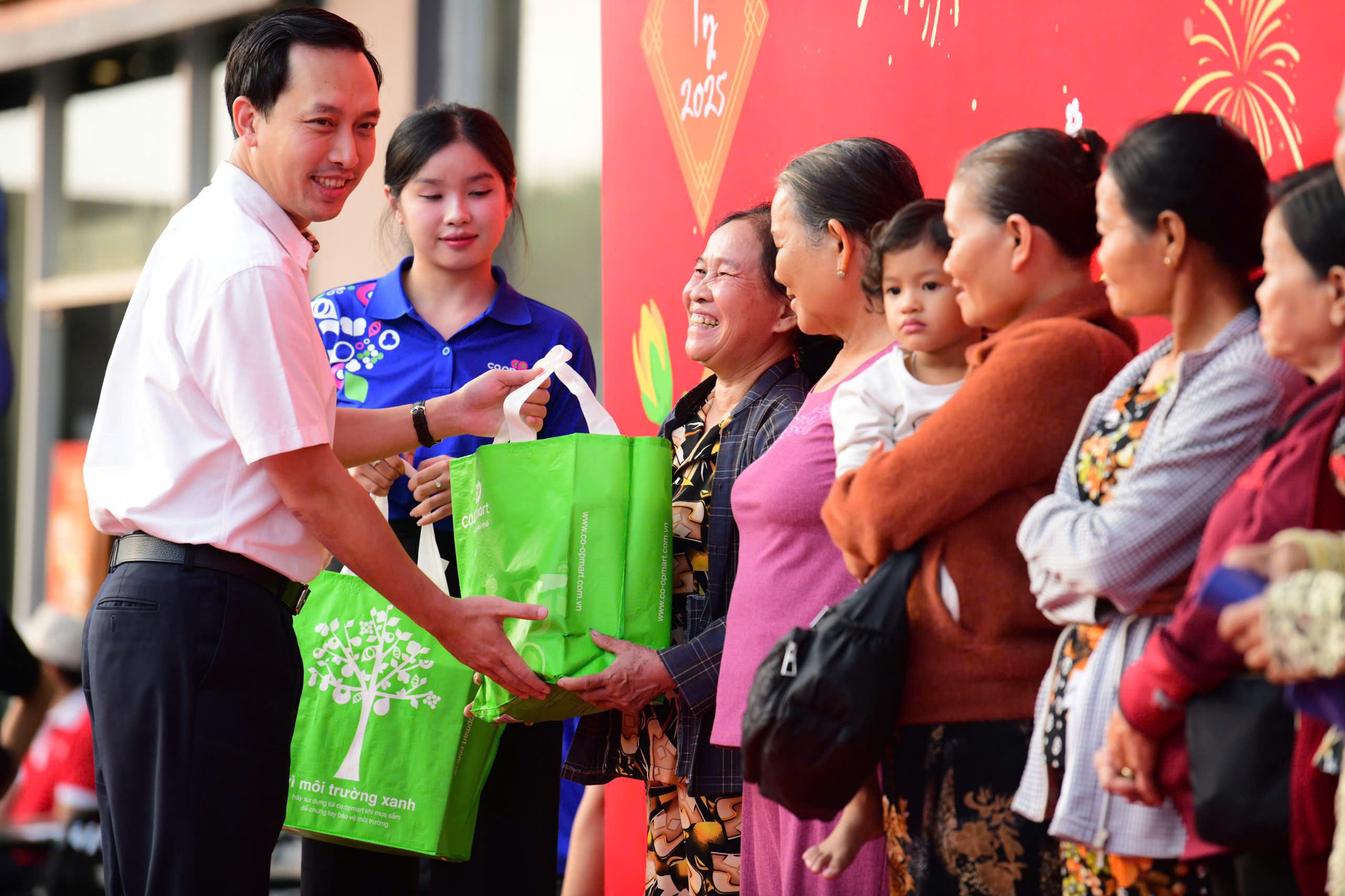 Saigon Co.op khoi hanh chuyen xe dua 900 nguoi dan ve que don Tet hinh anh