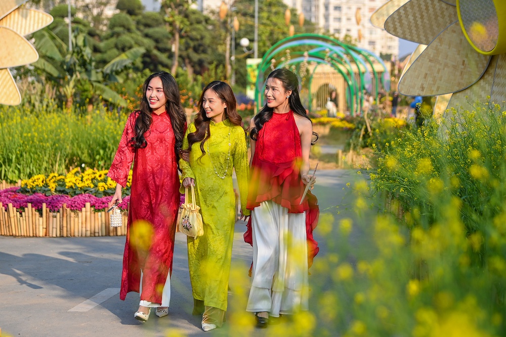 Nguoi Viet giu hon dan toc voi ta ao dai tai Home Hanoi Xuan hinh anh