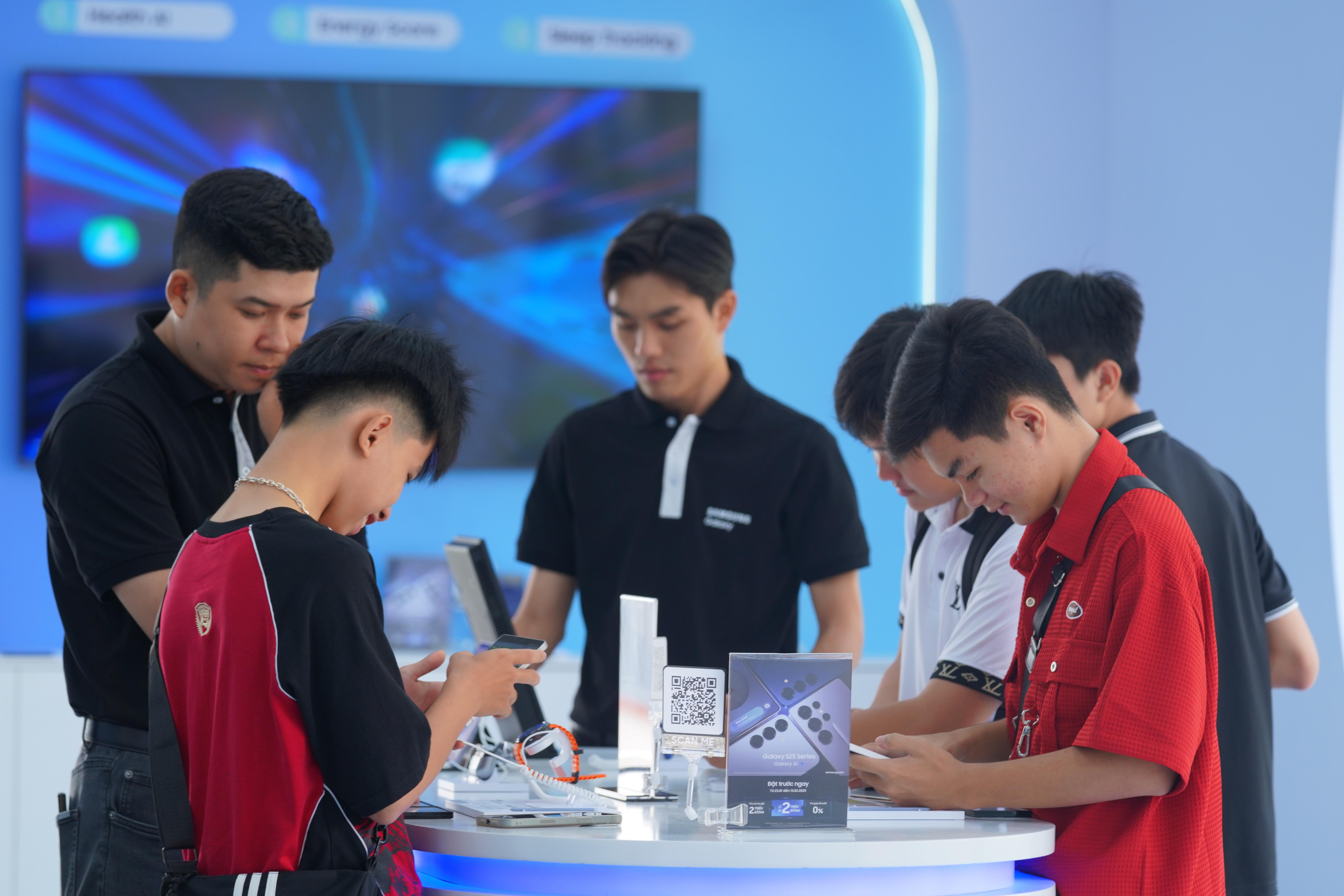 Du khach don Tet tai ‘diem hen cong nghe’ Galaxy AI Sai Gon Terminal hinh anh