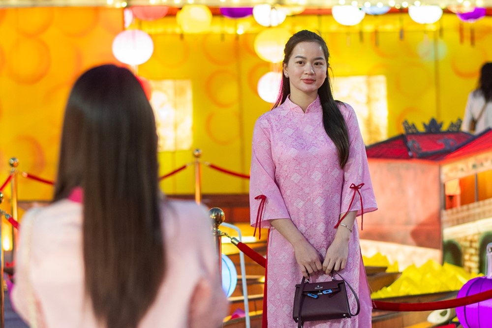 Gioi tre ru nhau check-in voi den long, nguyen cau nam moi binh an hinh anh