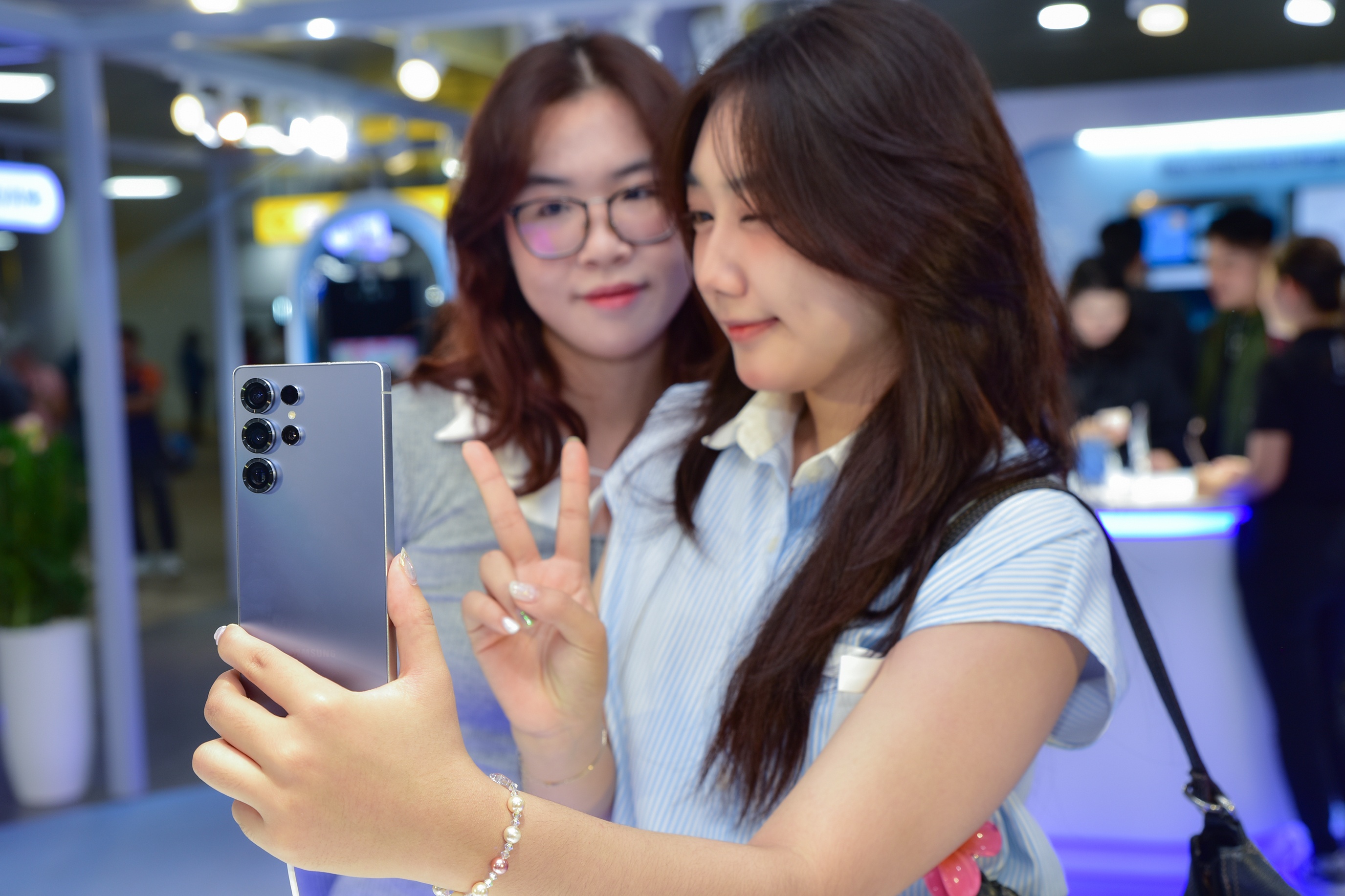 Trai nghiem Galaxy S25 series, nhan ve di Metro hinh anh