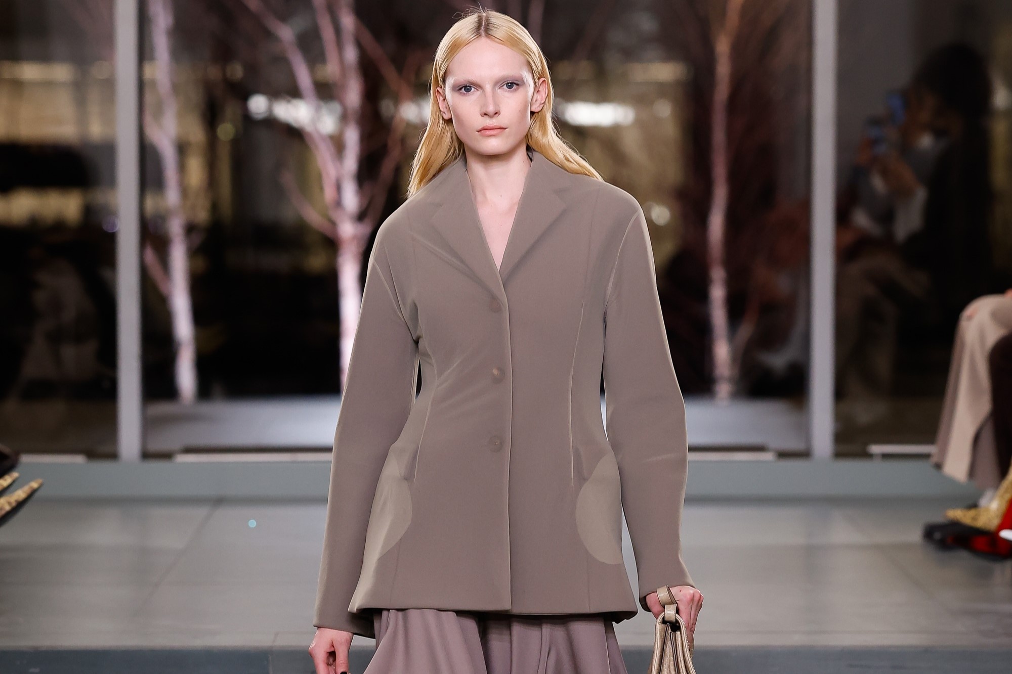 Tory Burch thu dong 2025 - doi chan nu than, bo vai quy co hien dai hinh anh