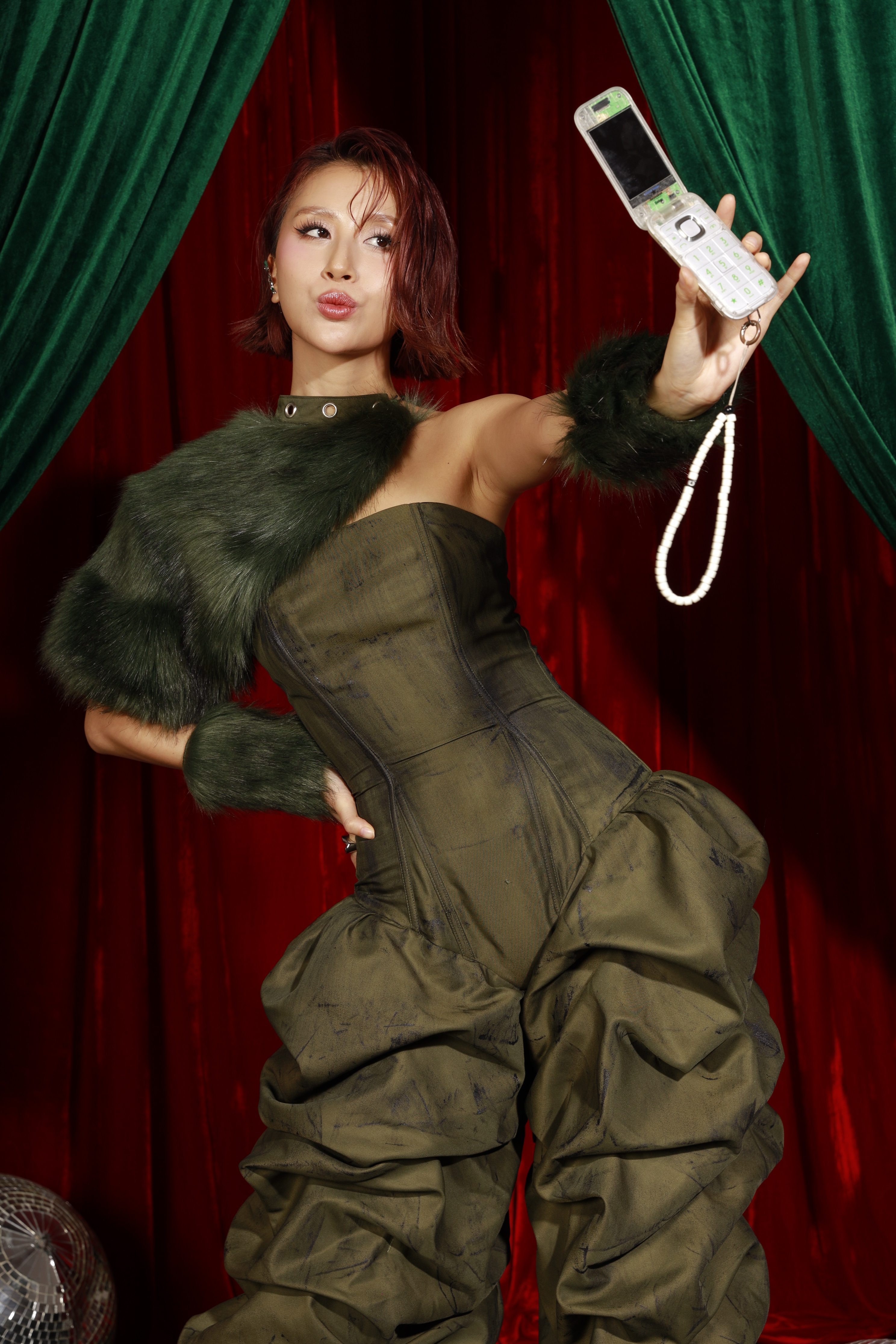 Quynh Anh Shyn,  The Boring Phone anh 1