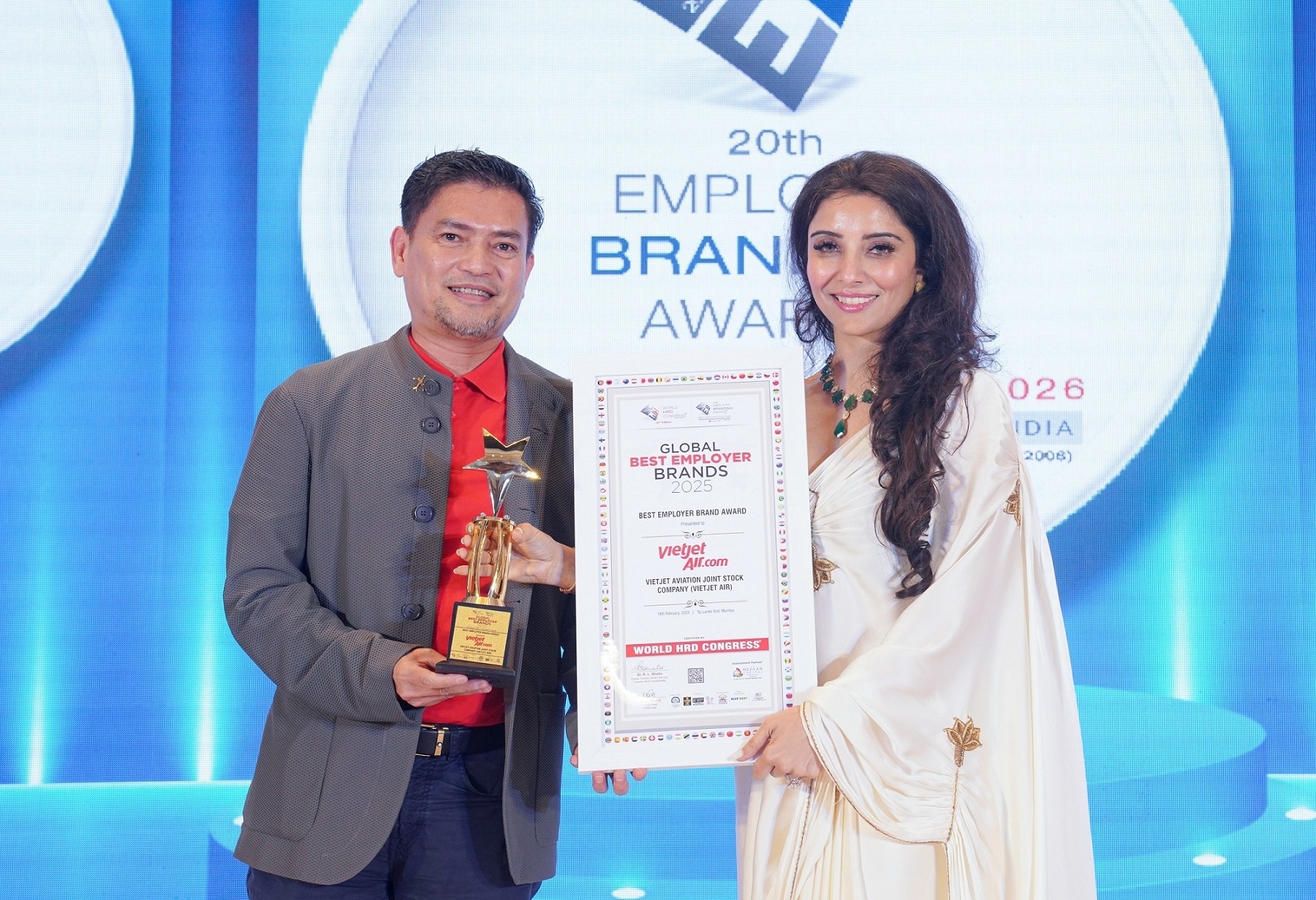 Vietjet duoc vinh danh voi ba giai thuong nhan su quoc te hinh anh