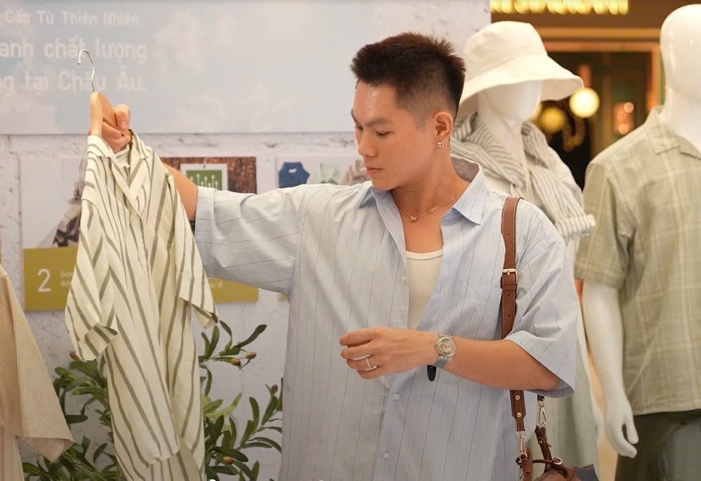 Nguoi tre tan huong khoanh khac xuan he ruc ro cung BST moi tu Uniqlo hinh anh