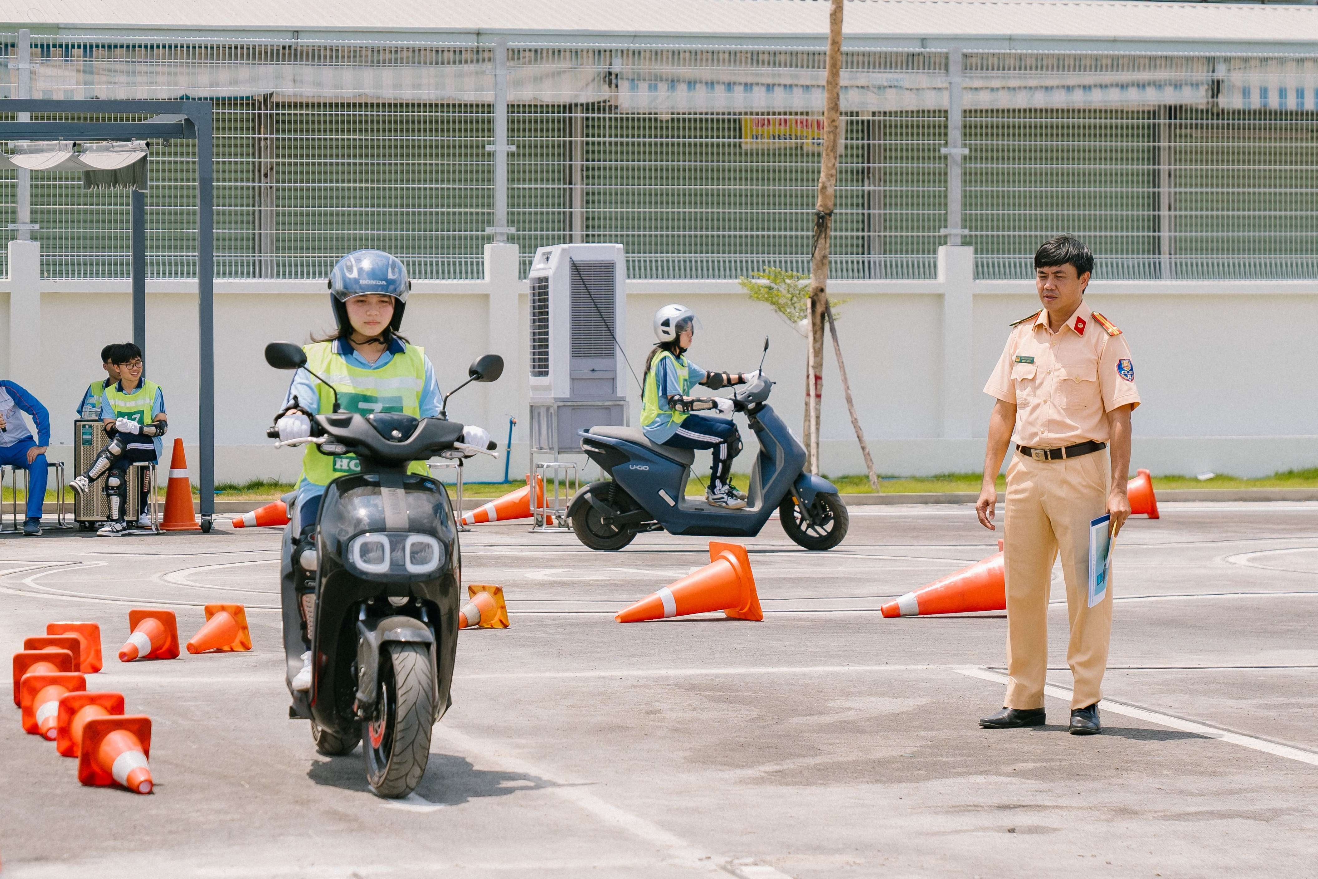 Honda Viet Nam phoi hop voi CSGT ve day lai xe an toan cho hoc sinh hinh anh