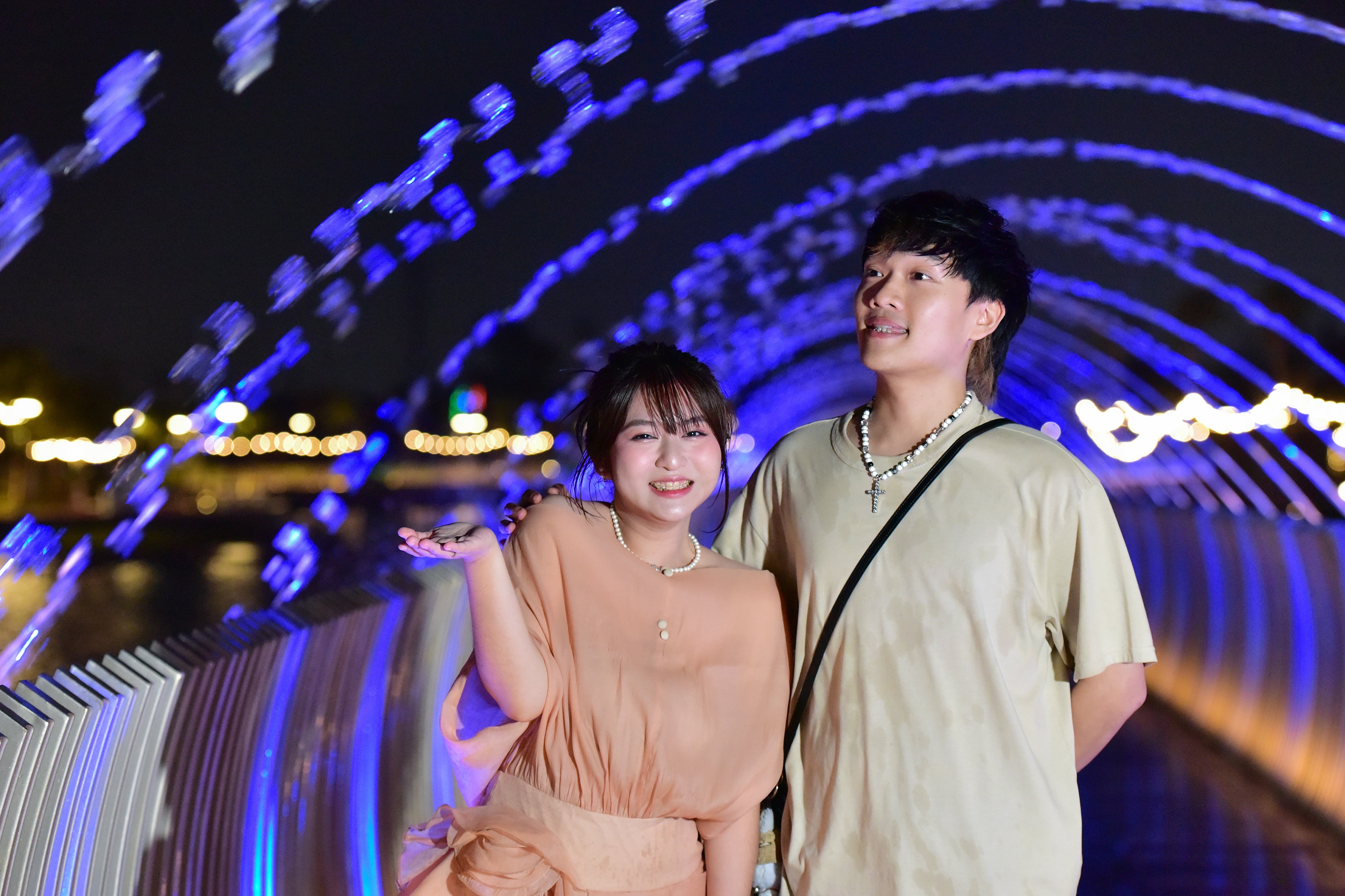 Cau Anh Trang voi vom nuoc la mat hut gioi tre den check-in hinh anh