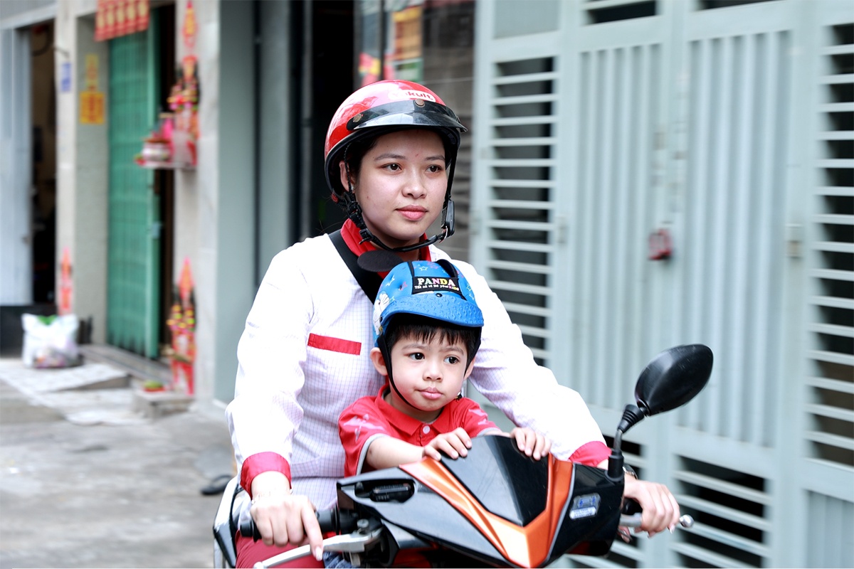 Phu nu vuot qua rao can viec lam voi cong viec Yakult Lady hinh anh