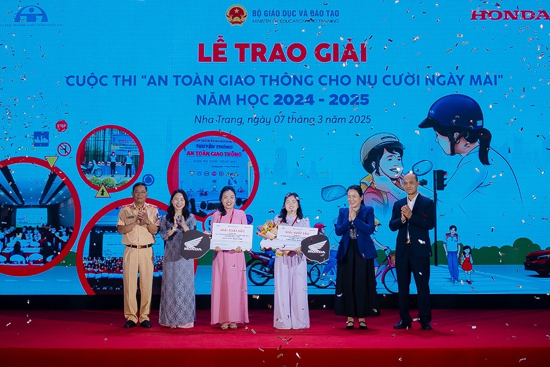 Le trao giai cuoc thi ‘An toan giao thong cho nu cuoi ngay mai’ hinh anh