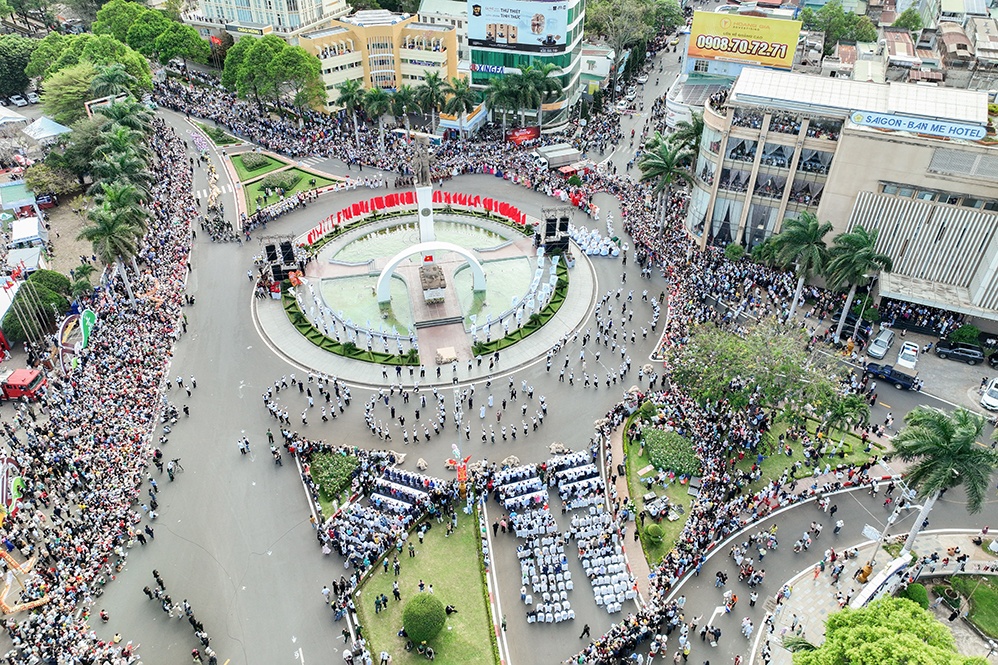 An tuong le hoi duong pho Buon Ma Thuot - Diem den cua ca phe the gioi hinh anh