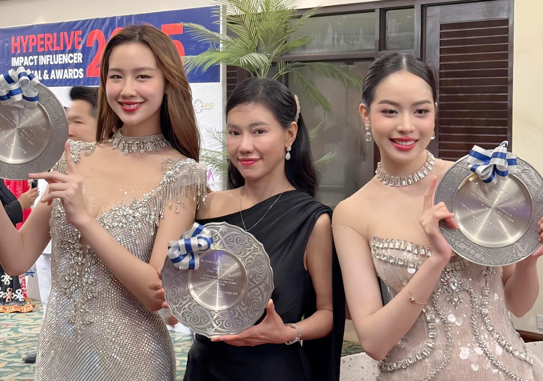 CEO Pham Kim Dung cung Thanh Thuy, Bao Ngoc nhan giai tai Malaysia hinh anh