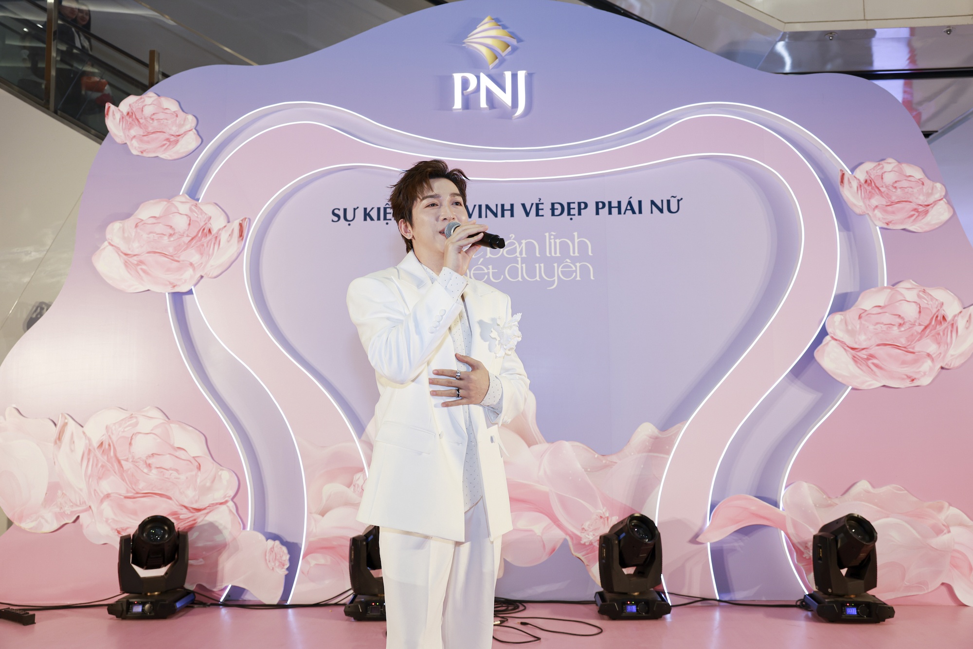 Phai dep toa net duyen, bung khi chat tai su kien ton vinh cua PNJ hinh anh
