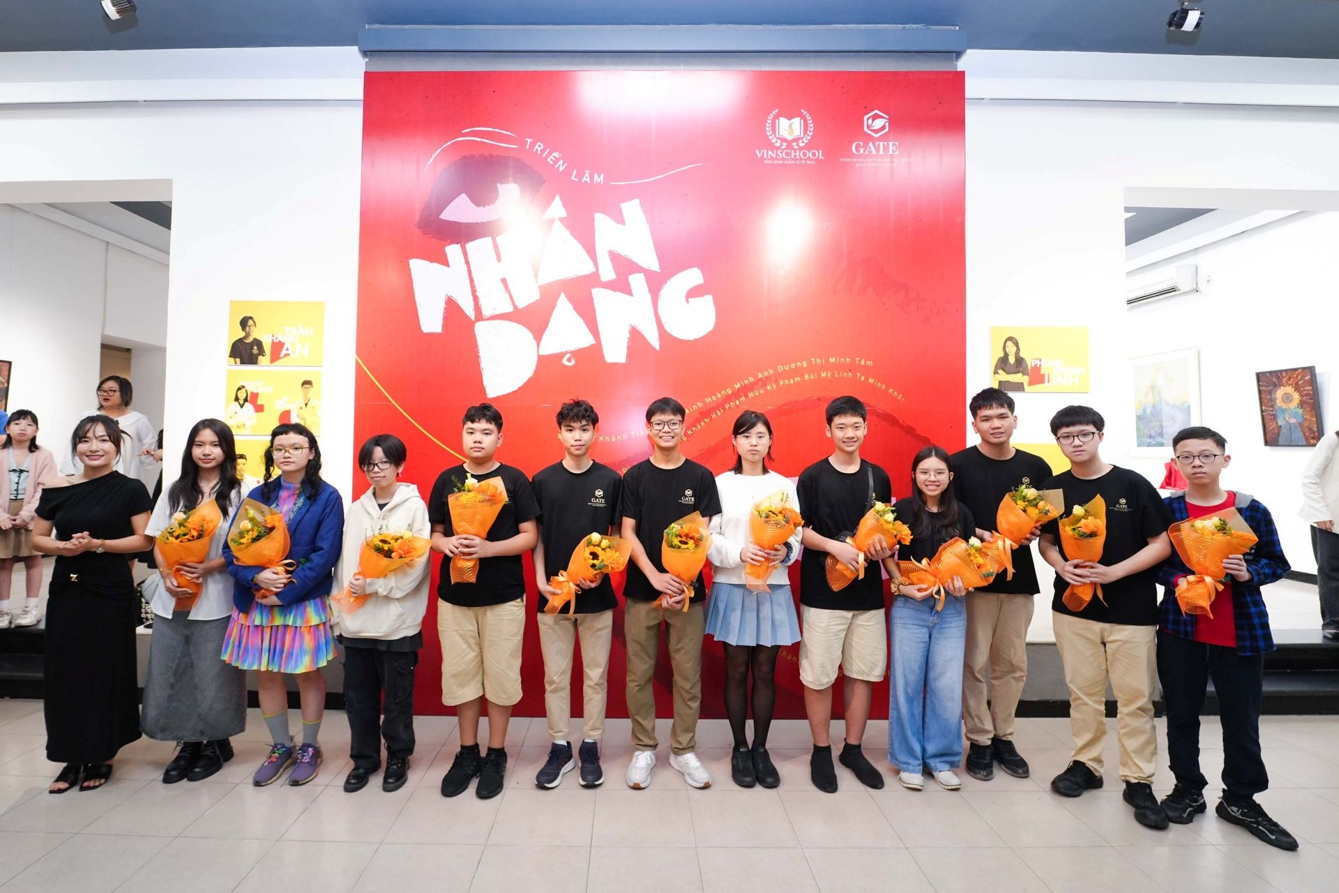 Nhom tai nang tre Vinschool to chuc trien lam nghe thuat ‘Nhan dang’ hinh anh