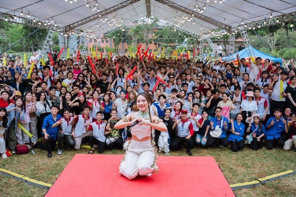 Phuong My Chi giao luu voi 3.000 hoc sinh o MIT’s Amazing Day 2025 hinh anh